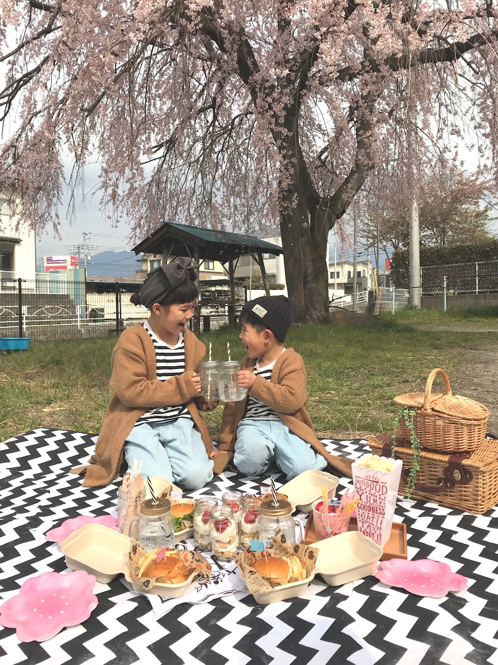 「キッズファッション、お花見、姉弟、リンクコーデ、おそろいコーデ、グローバルワーク(GLOBAL WORK)、ボーダー、無印良品、チャオパニックティピー(CIAOPANIC TYPY)」｜「GLOBAL WORKの【キッズ】セッケツガウンカーデ/766677（カーディガン/ボレロ、ブラウン系）」を使った、yuuu_soooさん（キッズ・120cm）の春コーディネートの1枚目の写真