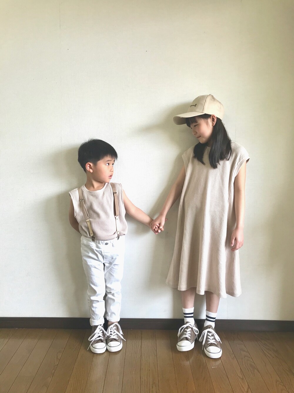 「休日スタイル、カジュアルコーデ、キッズコーデ、チャオパニックティピー(CIAOPANIC TYPY)、ワッフル、サーマル、ブラウンコンバース、ワントーンコーデ、エクリュ、姉弟」｜「CIAOPANIC TYPYの【ママとおそろい】ワッフルノースリーブTee（Tシャツ/カットソー、ベージュ系）」を使った、yuuu_soooさん（キッズ・120cm）の春コーディネートの1枚目の写真