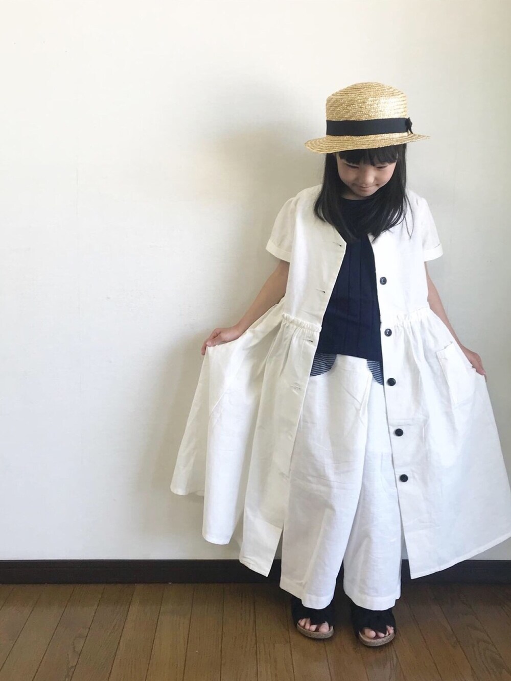 「シンプルコーデ、リネン、女の子コーデ、カンカン帽、サンダル、otonato、GU、キッズコーデ、夏、ホワイト」｜「Otonatoのアイテム（ワンピース/ドレス、ホワイト系）」を使った、yuuu_soooさん（キッズ・120cm）の春コーディネートの1枚目の写真