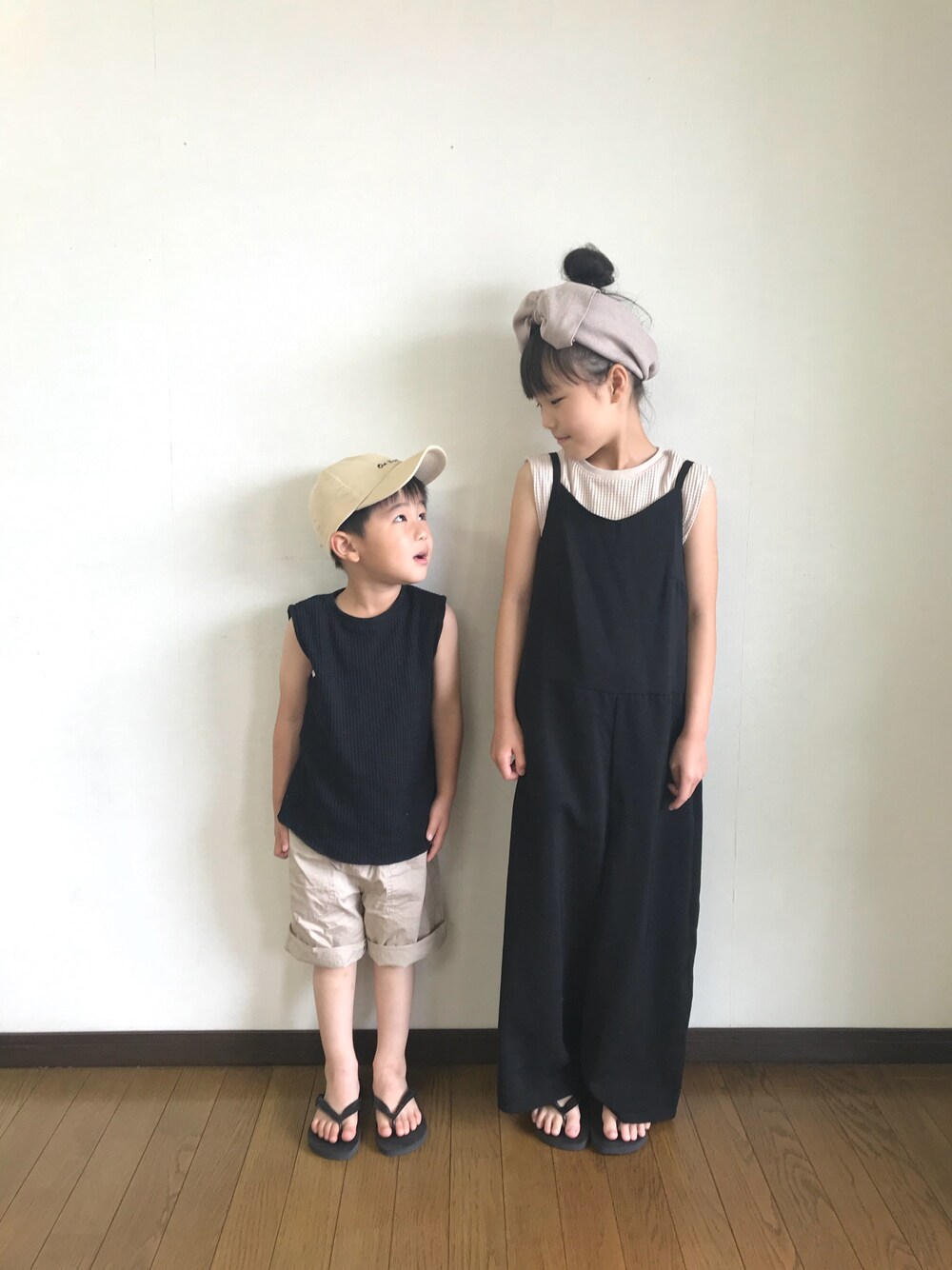 「キッズファッション、ハーフパンツ、ベージュ×ブラック、リンクコーデ、姉弟、ハワイアナス、ビーチサンダル、グローバルワーク(GLOBAL WORK)、チャオパニックティピー(CIAOPANIC TYPY)、サロペット」｜「CIAOPANIC TYPYの【ママとおそろい】ワッフルノースリーブTee（Tシャツ/カットソー、ベージュ系）」を使った、yuuu_soooさん（キッズ・120cm）の夏コーディネートの1枚目の写真