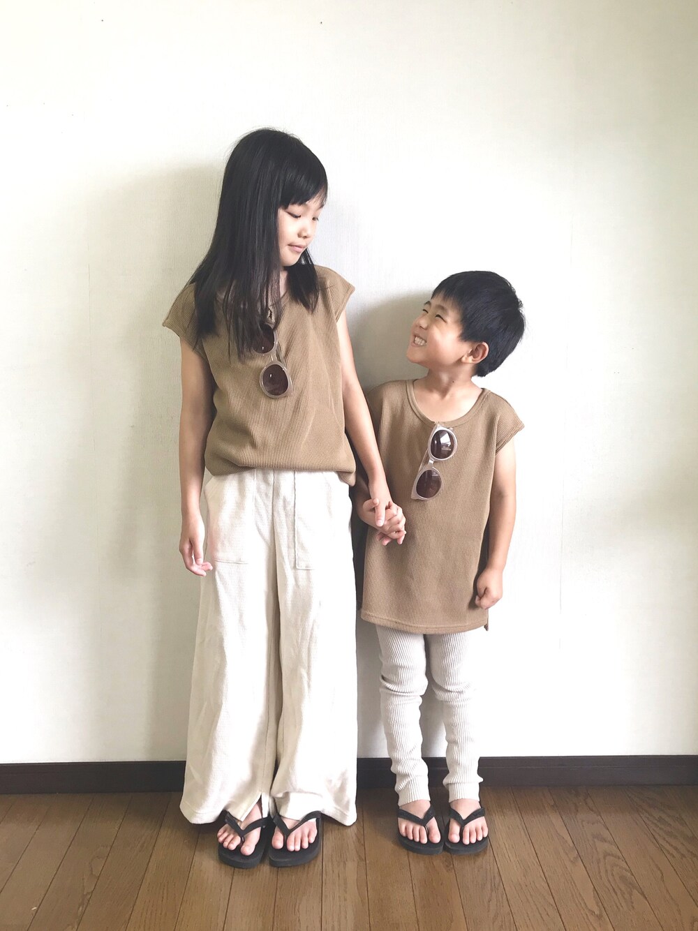 「夏だ！Tシャツ着よう！、夏コーデ、グローバルワーク(GLOBAL WORK)、リンクコーデ、姉弟、GU、ワッフル、サングラス、サンダル、ハワイアナス」｜「GLOBAL WORKの【キッズ】ノースリーブワッフルプルオーバー【吸水速乾】/835100（Tシャツ/カットソー、ブラウン系）」を使った、yuuu_soooさん（キッズ・104cm）の夏コーディネートの1枚目の写真