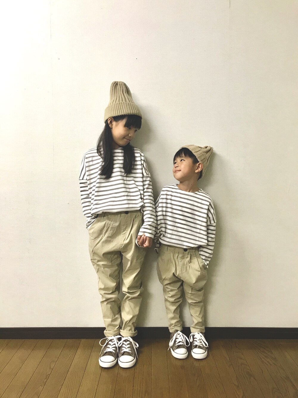 「キッズコーデ、kids、秋のコーデ、devirock、デビロック、秋のカフェオレコーデ、ベージュ、シンプルコーデ、ボーダー、ブラウンコンバース」｜「devirockのゆるっとボーダー長袖Tシャツ（Tシャツ/カットソー、ベージュ系）」を使った、yuuu_soooさん（キッズ・120cm）の夏コーディネートの1枚目の写真