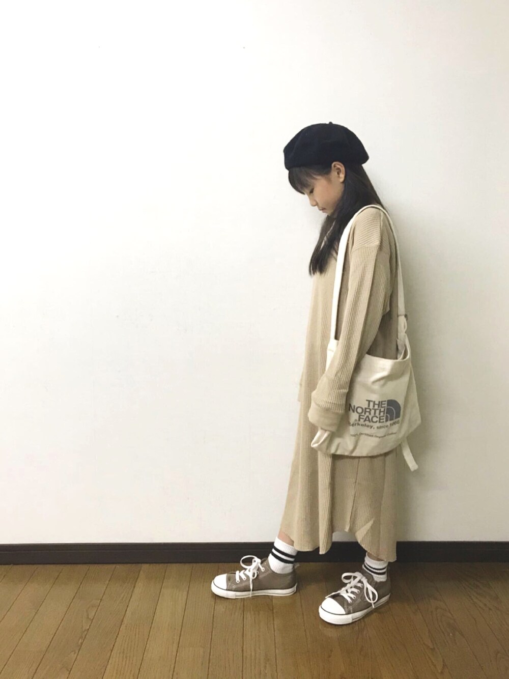 「秋のカフェオレコーデ、ロングワンピース、ワッフルワンピース、女の子コーデ、プチプラコーデ、秋のコーデ、カジュアル、コンバース、ベージュ、ミュゼットバック」｜「@laceeq_officialのアイテム（ワンピース/ドレス、ベージュ系）」を使った、yuuu_soooさん（キッズ・120cm）の秋コーディネートの1枚目の写真