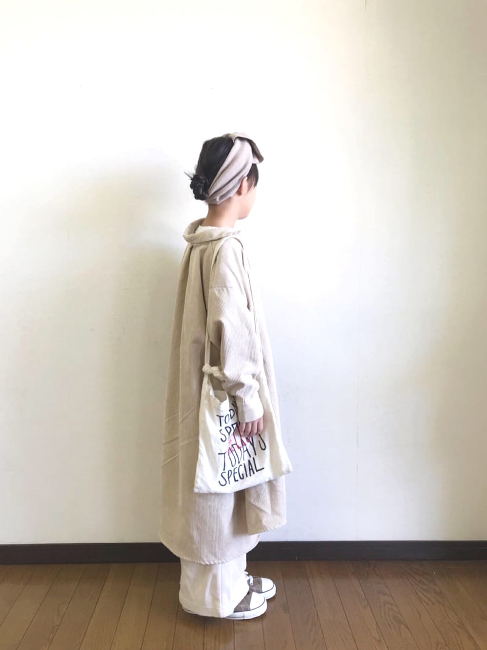「秋のカフェオレコーデ、キッズファッション、おんなのこ、休日スタイル、消えそうな色コーデ、チャオパニックティピー(CIAOPANIC TYPY)、コーデュロイ、ワンピース、GU、コンバース」｜「CIAOPANIC TYPYの【CIAOPANIC TYPY lil'】BIGリブリボンターバン（ヘアバンド、ベージュ系）」を使った、yuuu_soooさん（キッズ・120cm）の秋コーディネートの1枚目の写真