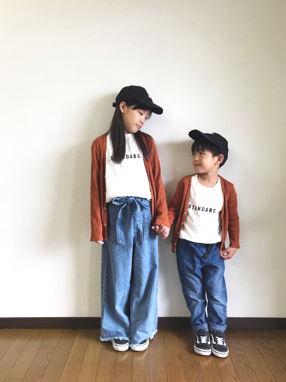 「秋コーデ、devirock、姉弟、リンクコーデ、デニム、白Tシャツ、FOV、オールドスクール、キャップ、ブラウン」｜「FOVの609406　STANDARD Tシャツ（Tシャツ/カットソー、ホワイト系）」を使った、yuuu_soooさん（キッズ・120cm）の秋コーディネートの1枚目の写真