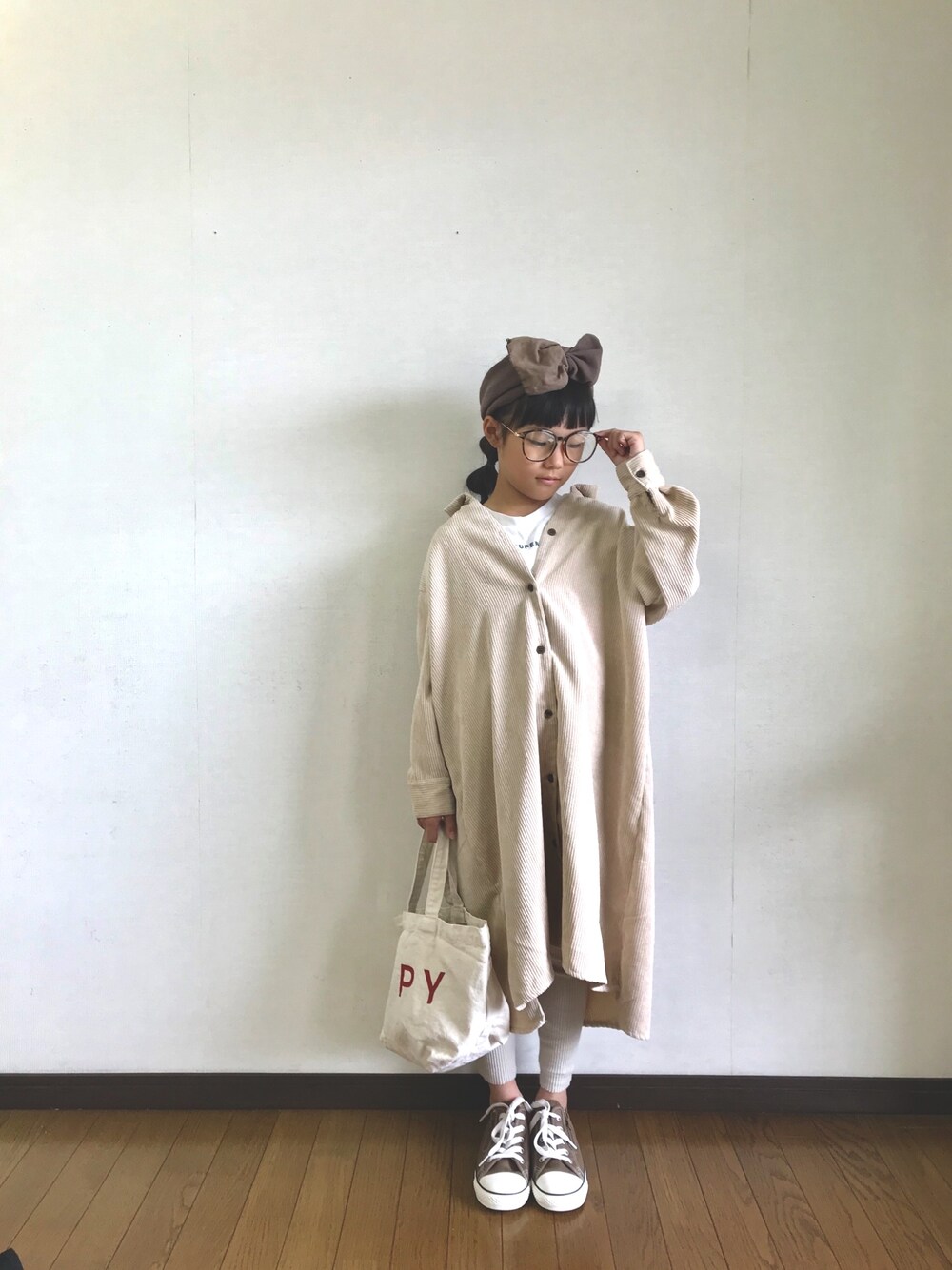 「クラシックメガネコーデ、チャオパニックティピー(CIAOPANIC TYPY)、コーデュロイ、ワンピース、レギンス、カフェオレコーデ、ダテメガネ、コンバース、ヘアターバン、秋のコーデ」｜「CIAOPANIC TYPYの【CIAOPANIC TYPY lil'】バイカラーBIGターバン（ヘアバンド、ブラウン系）」を使った、yuuu_soooさん（キッズ・120cm）の秋コーディネートの1枚目の写真