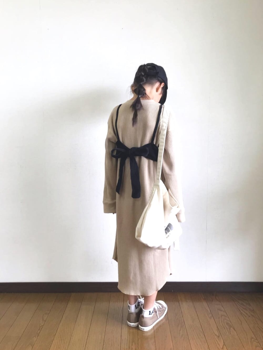 「カジュアル、hokkoriko、ワッフルワンピース、laceeq、ビスチェ、秋のコーデ、コーデュロイ、ミュゼットバック、THE NORTH FACE、コンバース」｜「hokkorikoのアイテム（その他トップス、ブラック系）」を使った、yuuu_soooさん（キッズ・120cm）の秋コーディネートの1枚目の写真