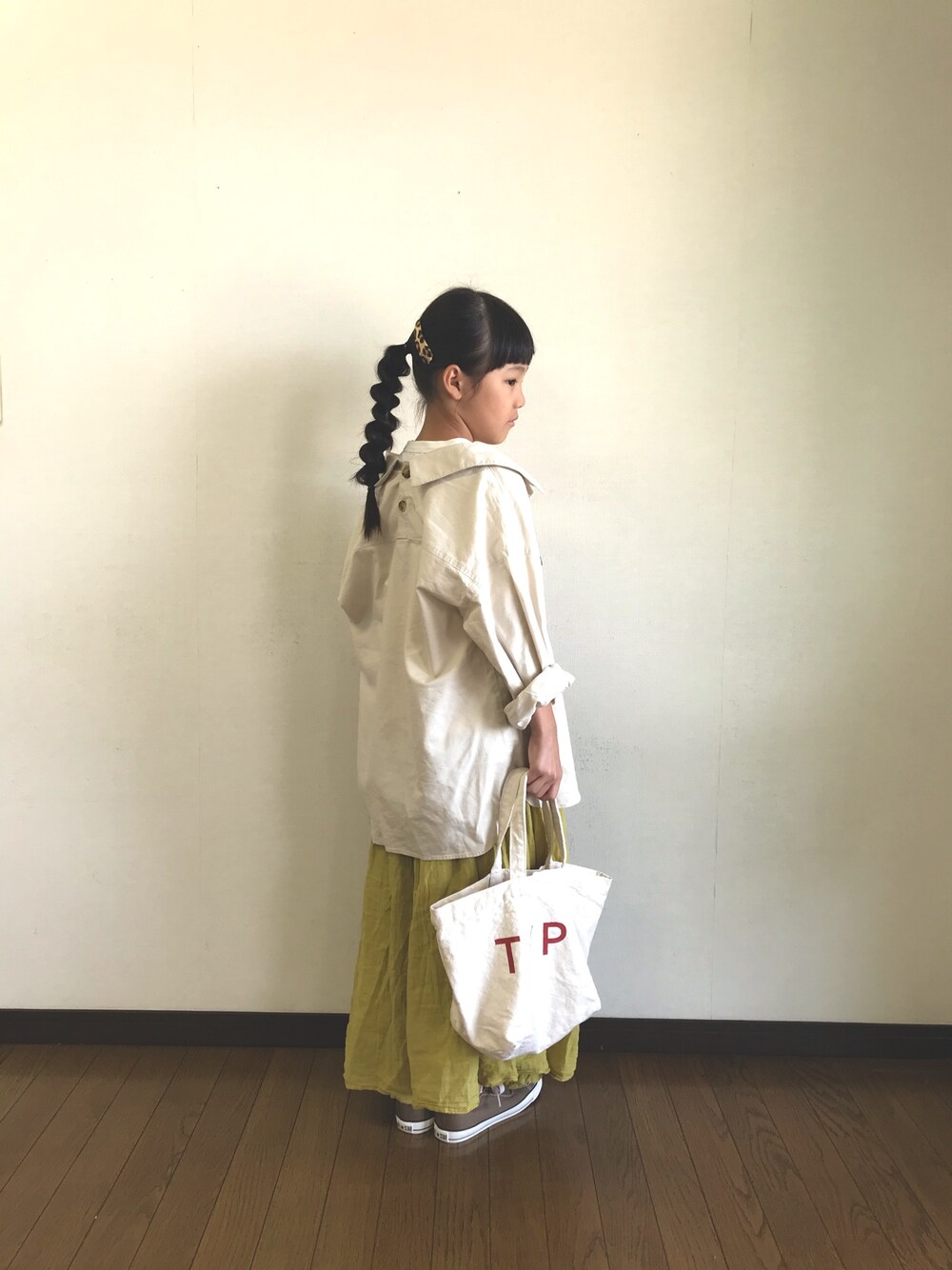 「からしいろまつり2019、秋コーデ、からし色、おんなのこ、チャオパニックティピー(CIAOPANIC TYPY)、CPOシャツ、グローバルワーク(GLOBAL WORK)、コンバース、マスタード、スカーチョ」｜「GLOBAL WORKの【キッズ】バックボタンCPOシャツ/845643（シャツ/ブラウス、ホワイト系）」を使った、yuuu_soooさん（キッズ・120cm）の秋コーディネートの1枚目の写真