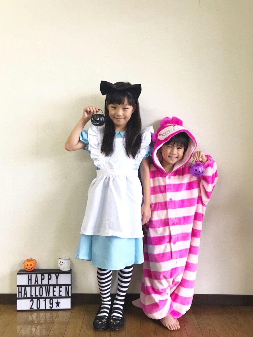 「wearhalloween2019、ハロウィン、キャサリンコテージ、アリス、チェシャ猫、不思議の国のアリス、コスプレ、halloween、姉弟、リンクコーデ」｜「Catherine Cottageのアリスエプロンドレス（ワンピース、ブルー系）」を使った、yuuu_soooさん（キッズ・120cm）の秋コーディネートの1枚目の写真