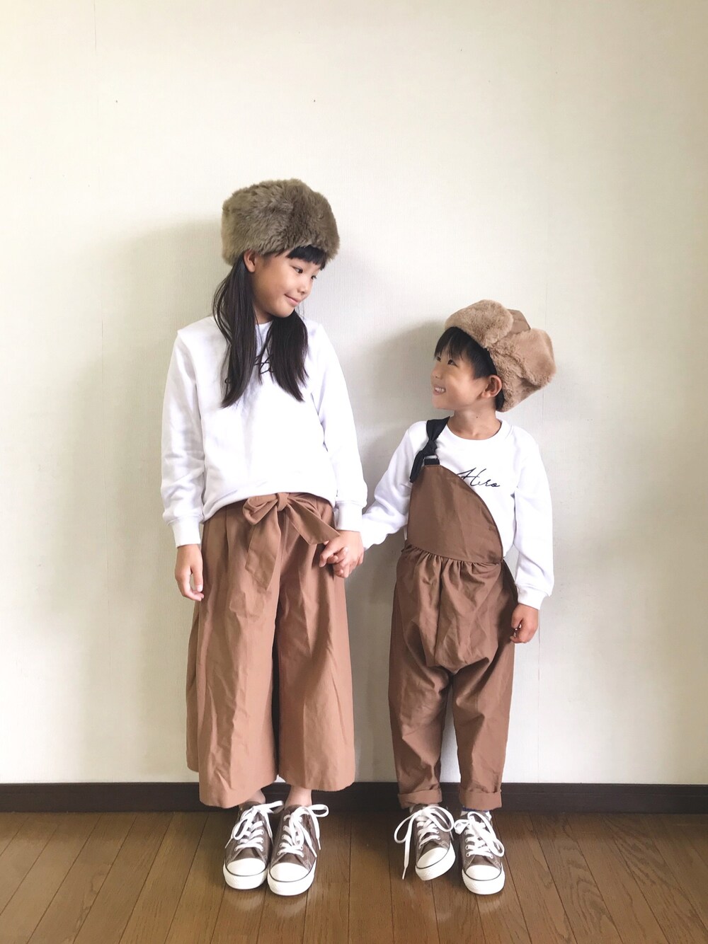 「キッズコーデ、カジュアルコーデ、姉弟、devirock、スウェット、サロペット、ワイドパンツ、コンバース、フライトキャップ、ロシアン帽」｜「3coinsのアイテム（帽子、ブラウン系）」を使った、yuuu_soooさん（キッズ・120cm）の秋コーディネートの1枚目の写真