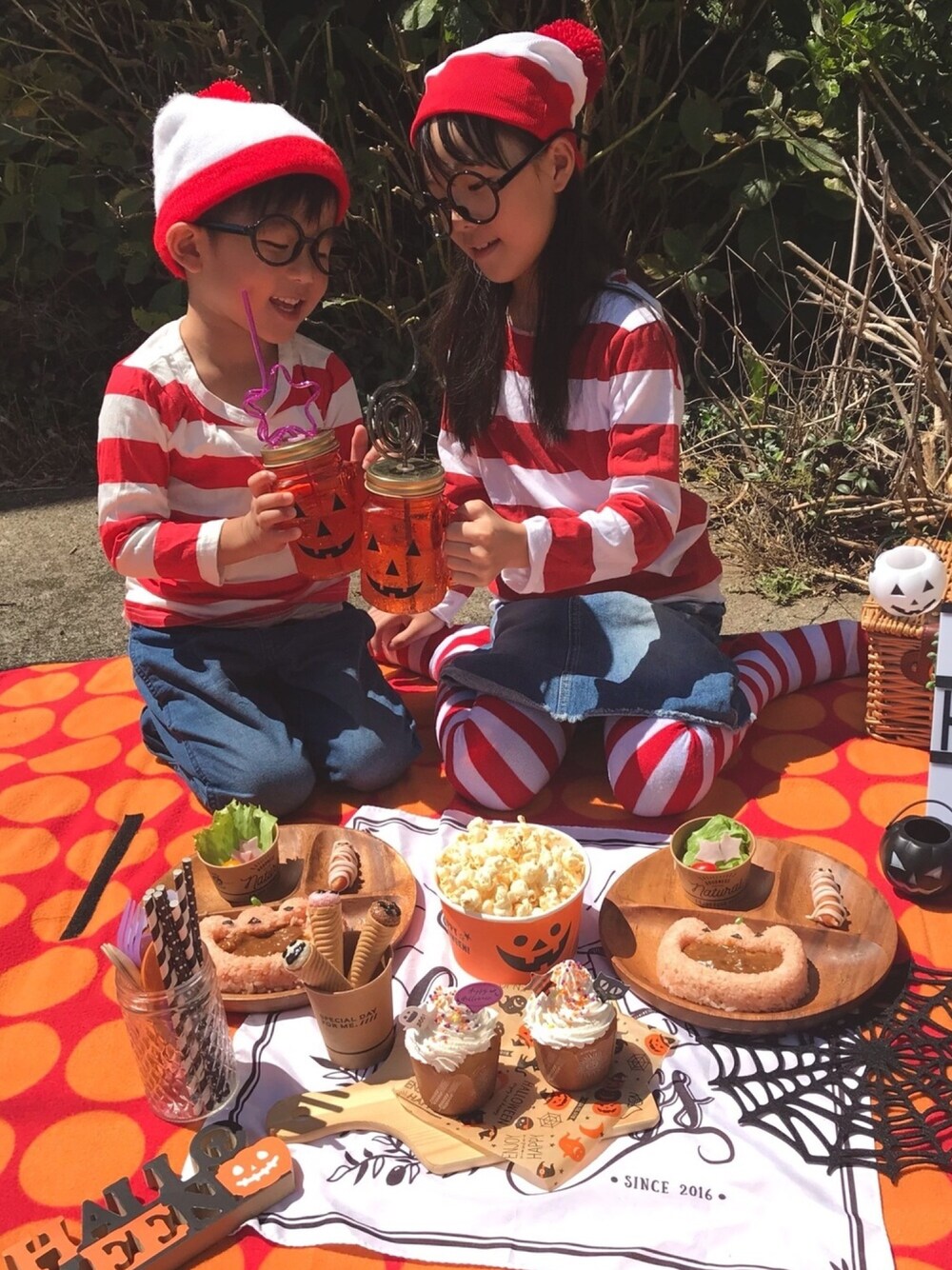 「wearhalloween2019、キッズファッション、ハロウィン、ハロウィンコーデ、ハロウィン 仮装、ウォーリー、姉弟、おそろいコーデ、halloween、devirock」｜「devirockのプリントボーダー長袖Tシャツ カットソー（Tシャツ/カットソー、レッド系）」を使った、yuuu_soooさん（キッズ・120cm）の秋コーディネートの1枚目の写真