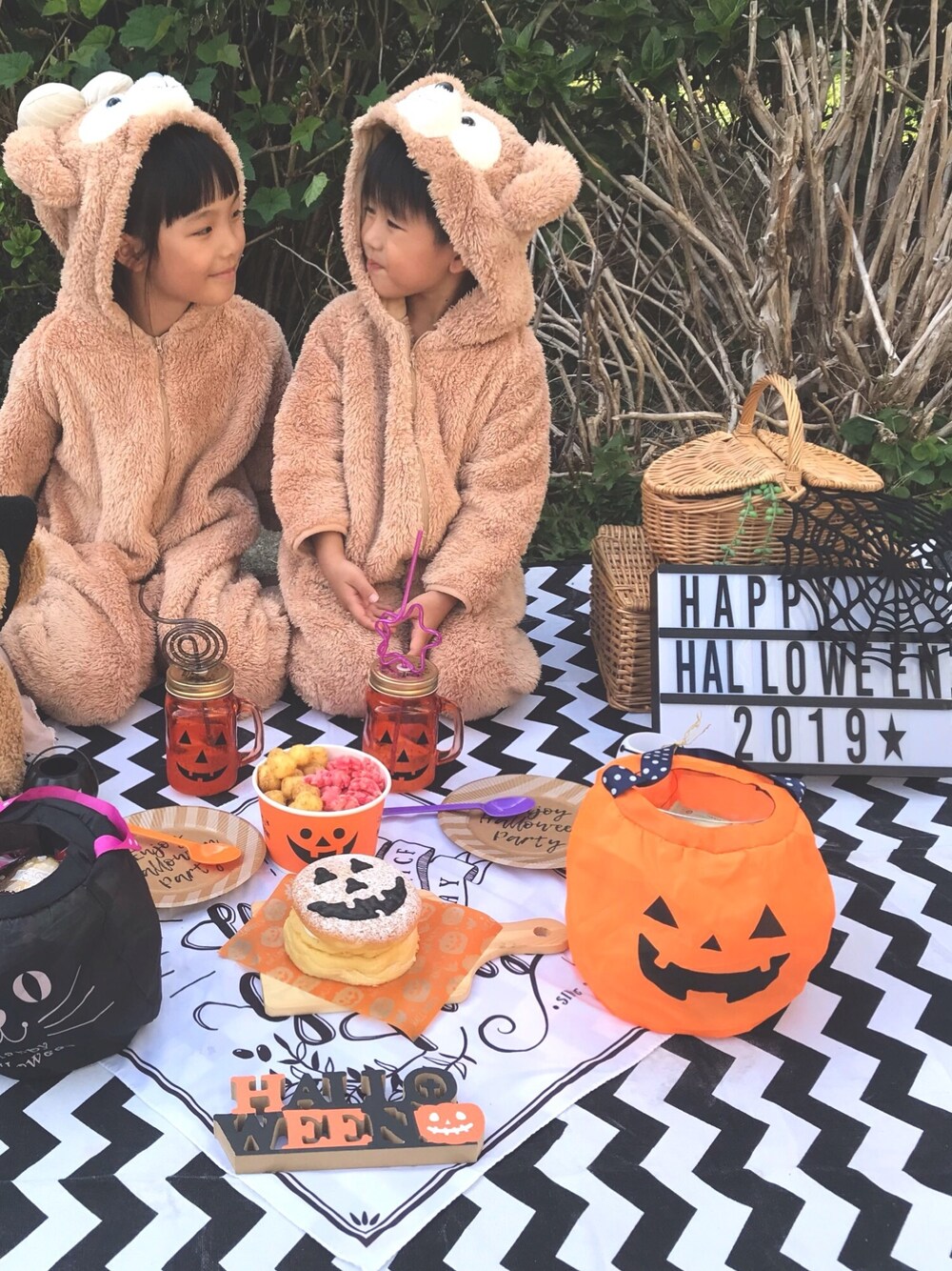 「wearhalloween2019、ハロウィン、仮装、キッズファッション、ハロウィンコーデ、姉弟、ダッフィー&シェリーメイ、Dハロ、おしゃれさんと繋がりたい、着ぐるみ」｜「Handmadeのアイテム（オールインワン・サロペット、ブラウン系）」を使った、yuuu_soooさん（キッズ・120cm）の秋コーディネートの1枚目の写真