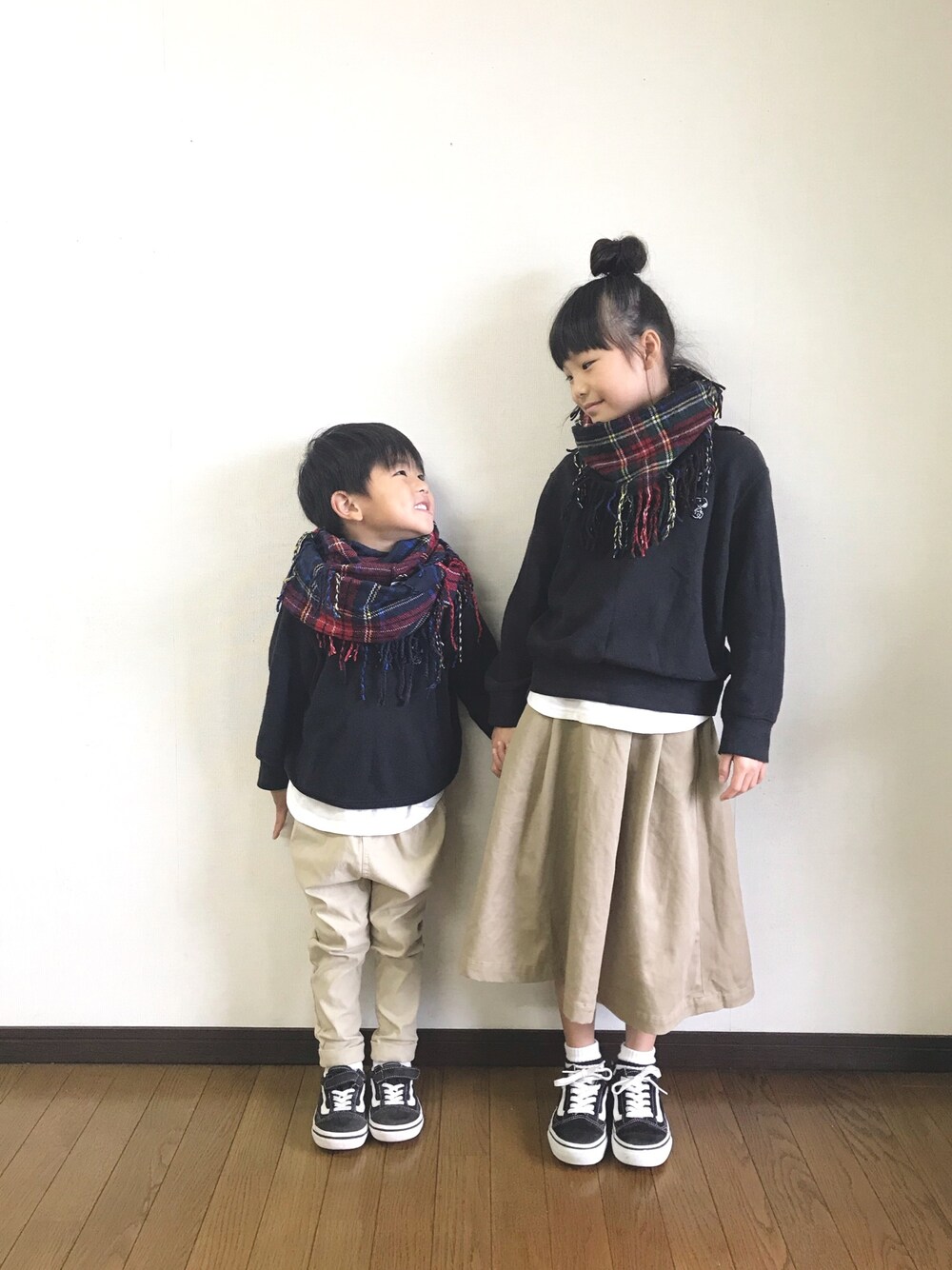 「キッズファッション、秋冬コーデ、姉弟、リンクコーデ、smoothy、リングマフラー、devirock、グローバルワーク(GLOBAL WORK)、オールドスクール」｜「Right-onの【MPS】リングチェック柄マフラー （マフラー、ブルー系）」を使った、yuuu_soooさん（キッズ・120cm）の秋コーディネートの1枚目の写真