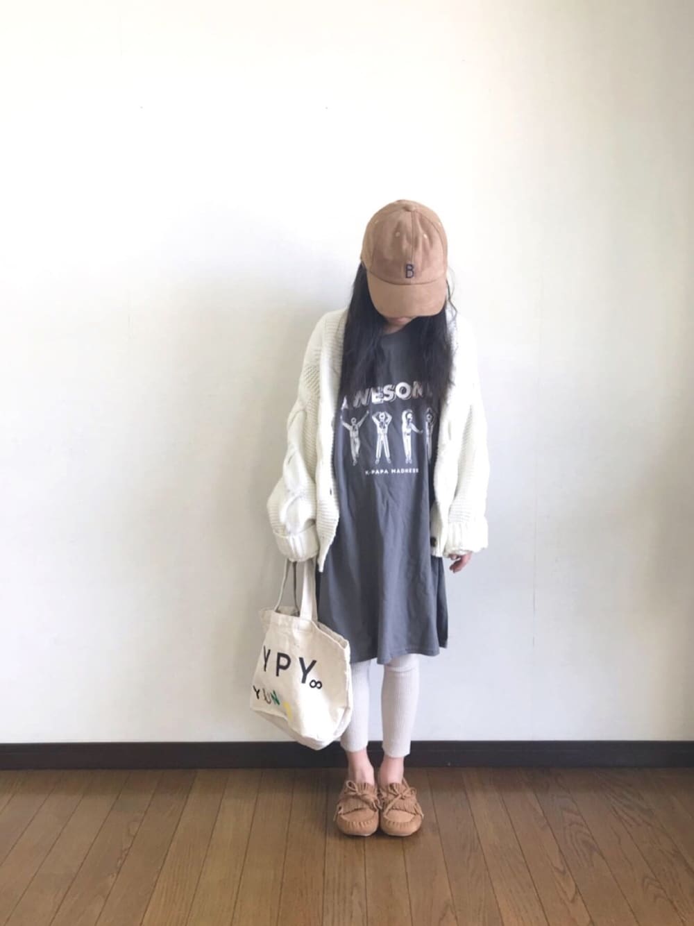 「やっぱりストリートが好き、オーバーサイズ、カジュアルコーデ、娘コーデ、kidsfashion、おんなのこ、キャップ、グローバルワーク(GLOBAL WORK)、ケーブルカーディガン、チャオパニックティピー(CIAOPANIC TYPY)」｜「KパパTシャツ😎のアイテム（Tシャツ/カットソー、グレー系）」を使った、yuuu_soooさん（キッズ・120cm）の秋コーディネートの1枚目の写真