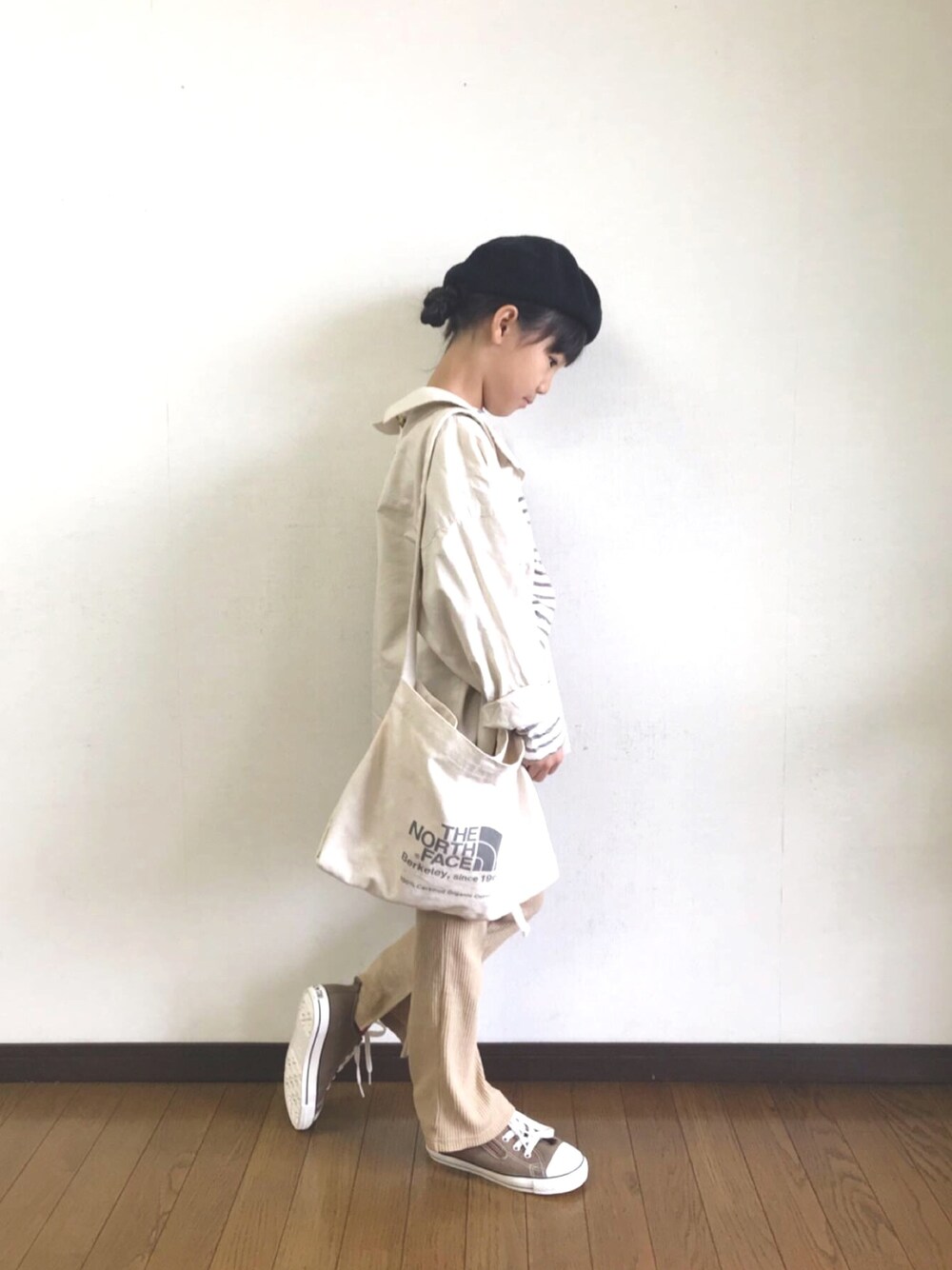 「キッズファッション、おしゃれさんと繋がりたい、女の子コーデ、カジュアルコーデ、コンバース、CPOシャツ、リブパンツ、グローバルワーク(GLOBAL WORK)、ミュゼットバック、ノースフェイス」｜「GLOBAL WORKの【キッズ】バックボタンCPOシャツ/845643（シャツ/ブラウス、ホワイト系）」を使った、yuuu_soooさん（キッズ・120cm）の秋コーディネートの1枚目の写真