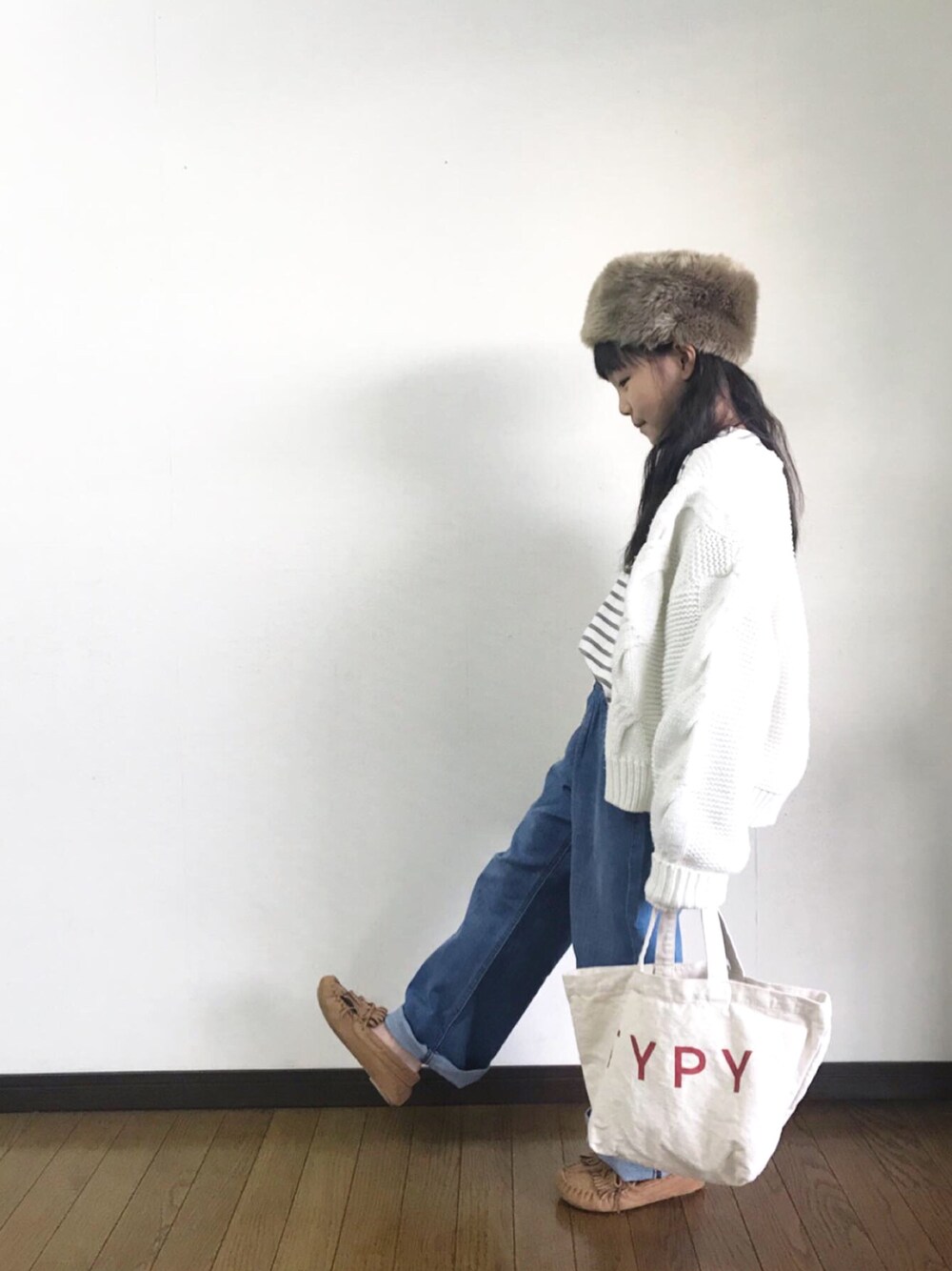 「カジュアル、おんなのこコーデ、ゆるコーデ、devirock、ワイドパンツ、デニム、ケーブルニット、ロシアン帽、モカシン、キッズコーデ」｜「devirockの楽デニム ワイドデニム（デニムパンツ、ブルー系）」を使った、yuuu_soooさん（キッズ・120cm）の秋コーディネートの1枚目の写真