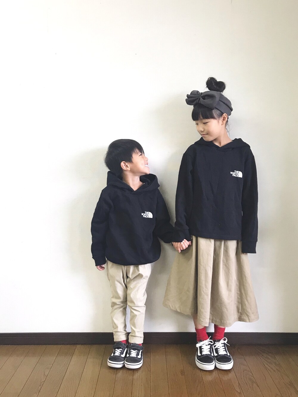 「キッズコーデ、女の子、シンプル、姉弟、姉弟コーデ、リンクコーデ、パーカー、チャオパニックティピー(CIAOPANIC TYPY)、devirock、オールドスクール」｜「devirockのウルトラストレッチタックパンツ（その他パンツ、ベージュ系）」を使った、yuuu_soooさん（キッズ・120cm）の秋コーディネートの1枚目の写真