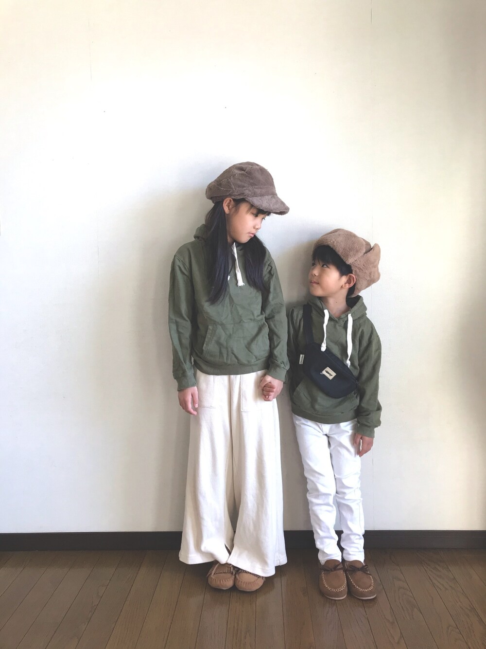 「グリーンフェス❾、おしゃれさんと繋がりたい、キッズファッション、シンプルコーデ、パーカー、姉弟、リンクコーデ、フライトキャップ、カジュアルコーデ、カジュアル」｜「韓国子供服のアイテム（パーカー、グリーン系）」を使った、yuuu_soooさん（キッズ・120cm）の冬コーディネートの1枚目の写真