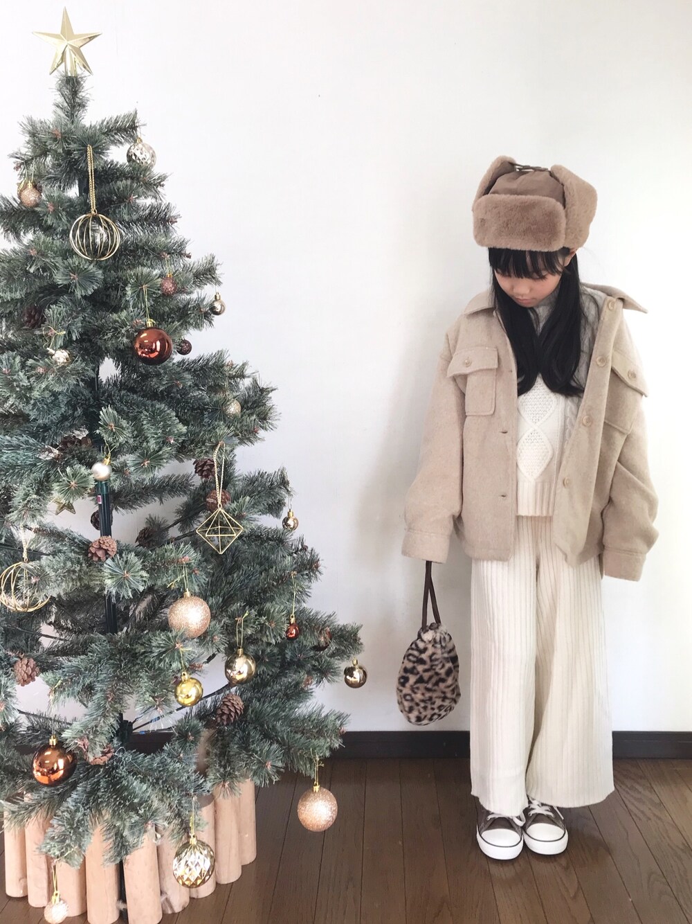 ベージュ系のその他アウター、ブラウン系のバッグ、ホワイト系のパンツを着用したキッズの冬コーディネートの1枚目の写真