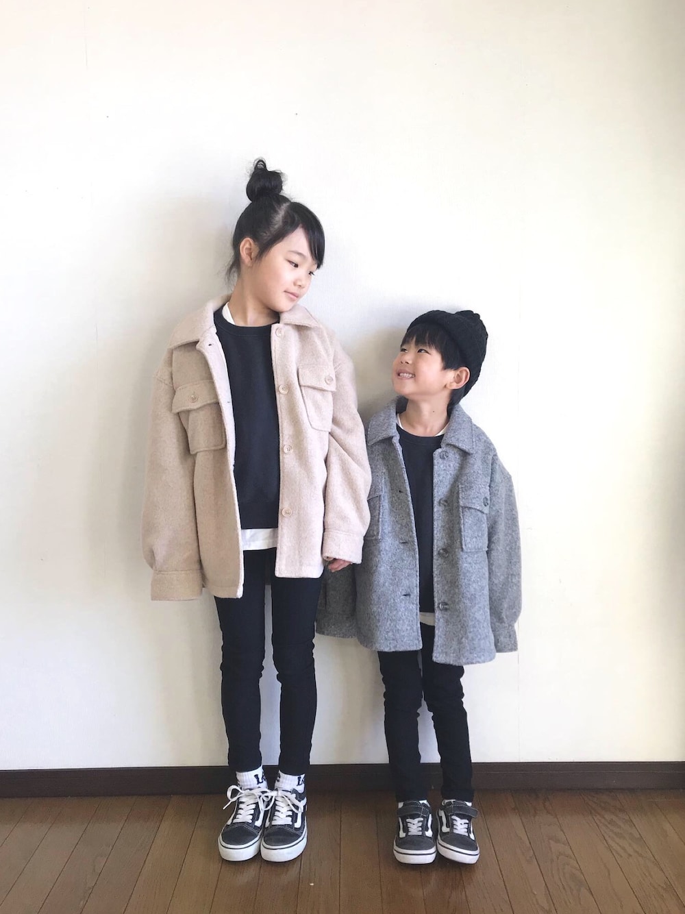 グレー系のその他アウター、ベージュ系のその他アウター、ブラック系のTシャツ/カットソーを着用したキッズの冬コーディネートの1枚目の写真