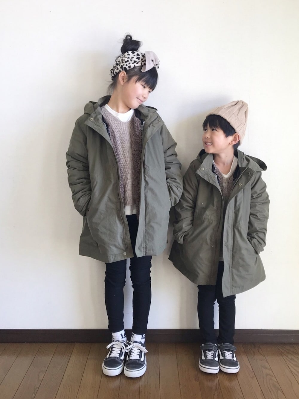 グリーン系のモッズコート、グリーン系のモッズコート、ベージュ系のニット/セーターを着用したキッズの冬コーディネートの1枚目の写真