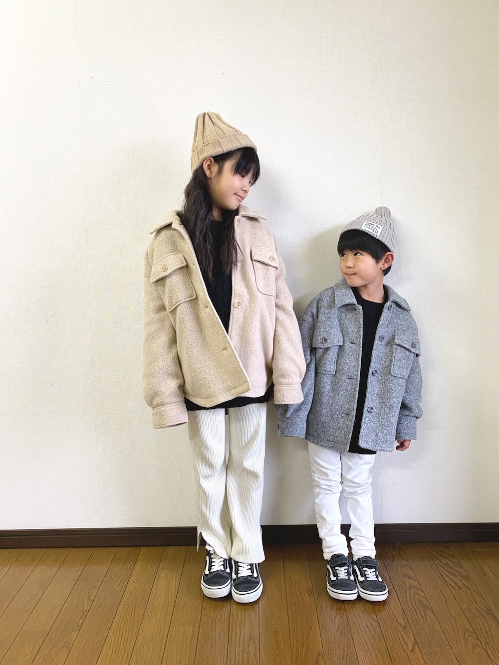 ベージュ系のその他アウター、グレー系のその他アウター、ブラック系のニット/セーターを着用したキッズの冬コーディネートの1枚目の写真