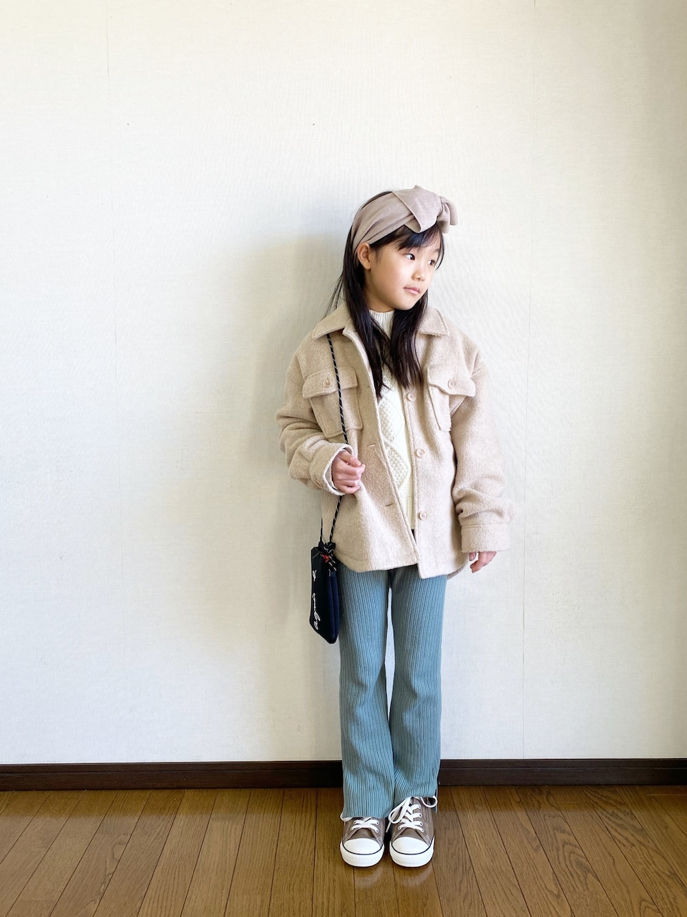 「シンプル、カジュアルコーデ、休日スタイル、CPOジャケット、グローバルワーク(GLOBAL WORK)、petit main、リブニットパンツ、女の子コーデ、小学生、チャオパニックティピー(CIAOPANIC TYPY)」｜「GLOBAL WORKの【キッズ】ガールズCPOジャケット/858126（その他アウター、ベージュ系）」を使った、yuuu_soooさん（キッズ・120cm）の冬コーディネートの1枚目の写真