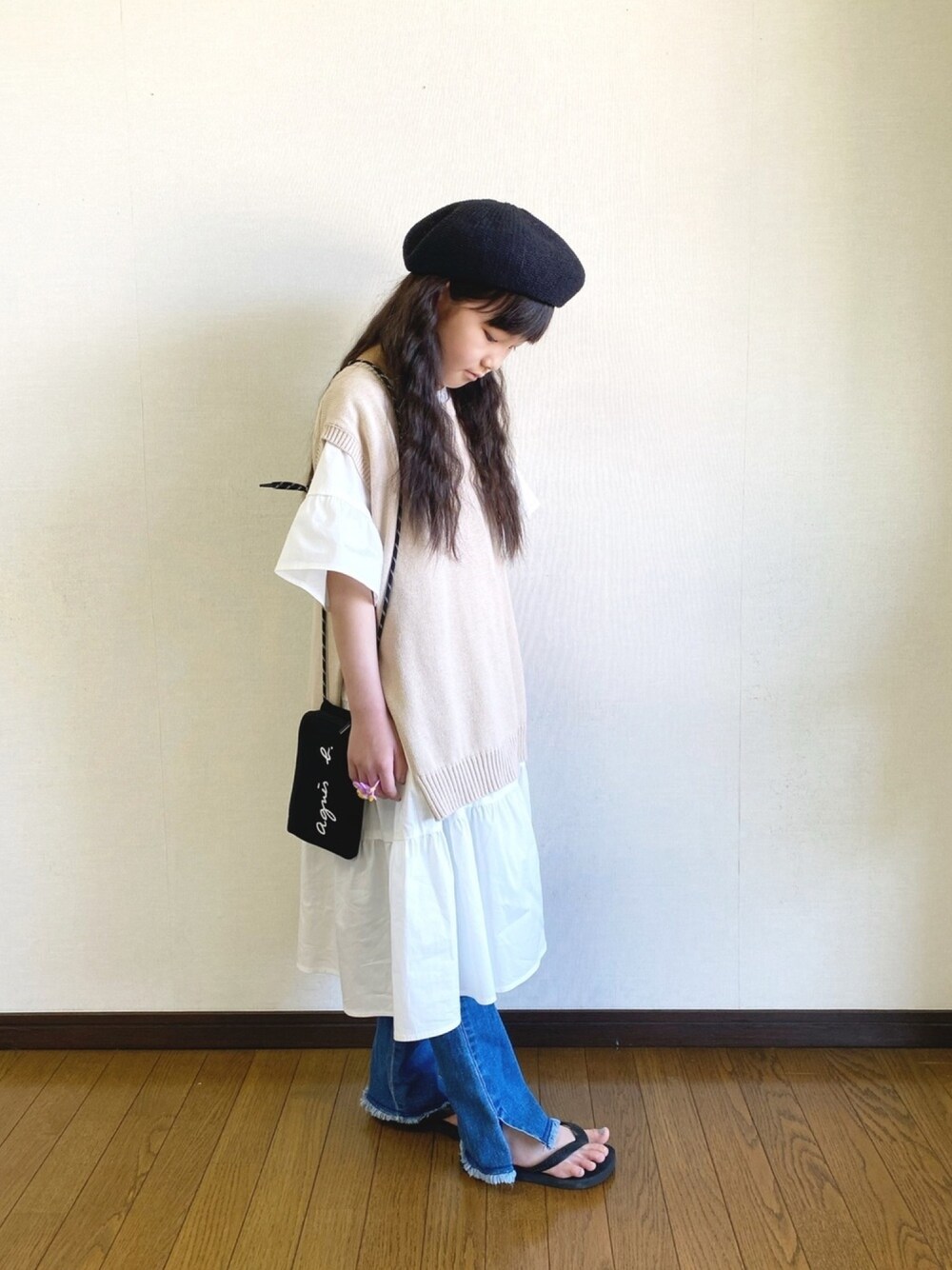 「ベスト、ベージュ、おんなのこ、デニムパンツ、ビーサン、ベレー帽、ティアードワンピース、devirock、レイヤードスタイル、おうちde帽子コーデ」｜「devirockのティアード半袖ワンピース（ワンピース、ホワイト系）」を使った、yuuu_soooさん（キッズ・128cm）の春コーディネートの1枚目の写真
