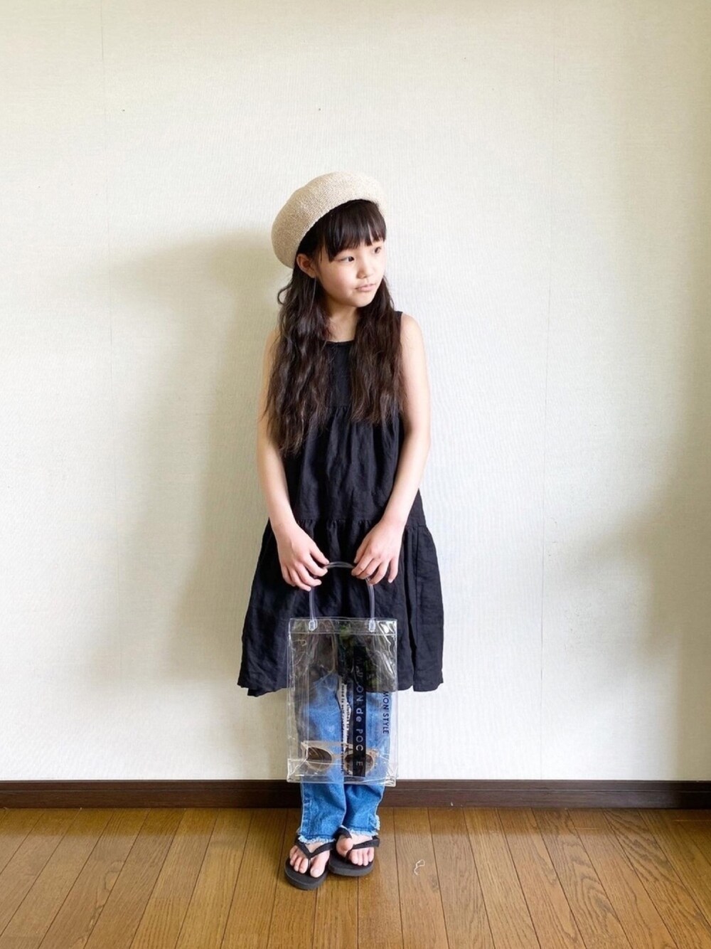 「春夏コーデ、ハンドメイド、おんなのこ、ベレー帽、サンダル、おうちファッション、女の子、ティアードワンピース、デニム、おうちde帽子コーデ」｜「y__n💕のアイテム（ワンピース、ブラック系）」を使った、yuuu_soooさん（キッズ・128cm）の春コーディネートの1枚目の写真