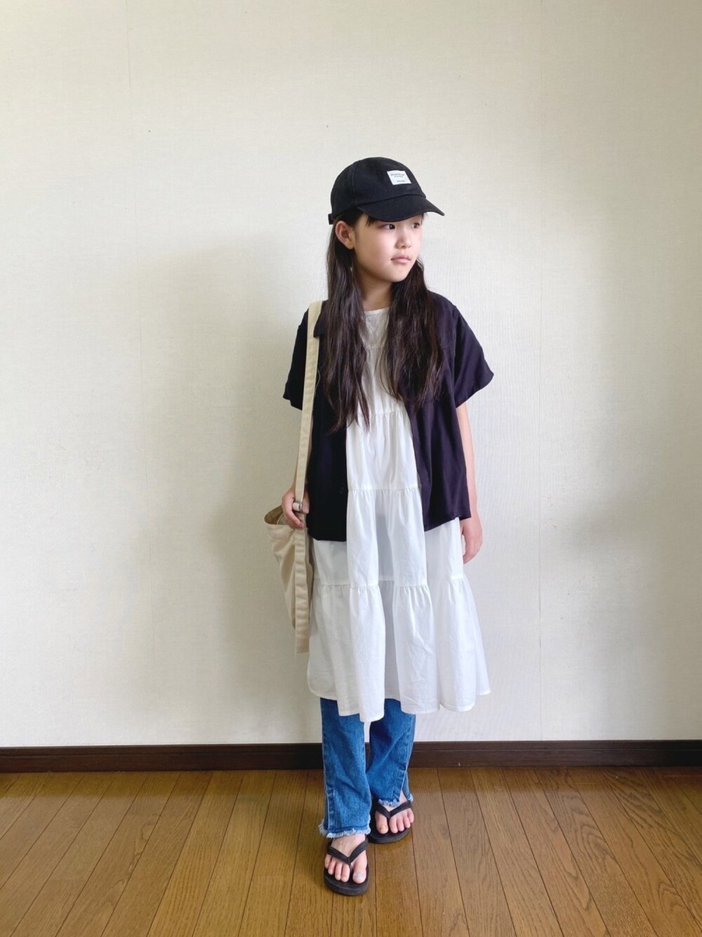 「シャツ好き集まれ、女の子、ティアードワンピース、キャップ、カジュアル、レイヤードスタイル、デニム、THE NORTH FACE、サンダル、オープンカラーシャツ」｜「devirockのレーヨンオープンカラーシャツ（シャツ/ブラウス、ブラック系）」を使った、yuuu_soooさん（キッズ・132cm）の夏コーディネートの1枚目の写真