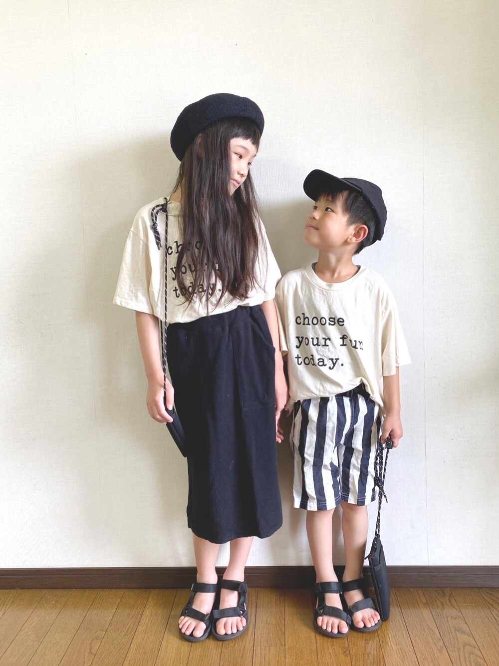 「kids、ZARA、姉弟、モノトーン、おしゃれさんと繋がりたい、スポーツサンダル、タイトスカート、ハーフパンツ、ベレー帽、キャップ」｜「ZARA KIDSのアイテム（トップス、ホワイト系）」を使った、yuuu_soooさん（キッズ・132cm）の夏コーディネートの1枚目の写真