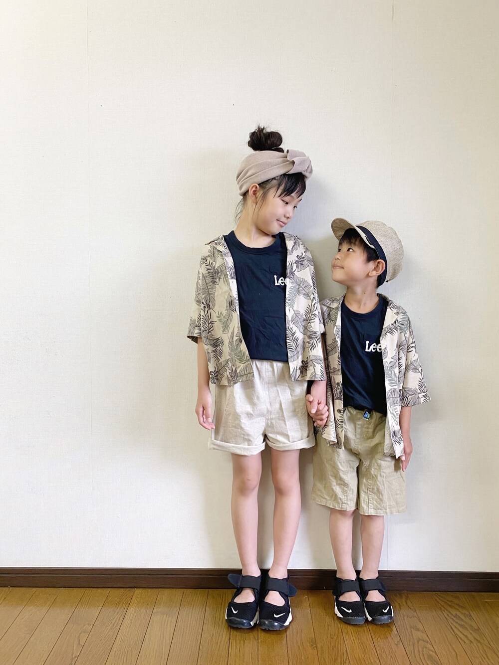 「ハンドメイド、hokkoriko、キッズファッション、エアリフト、リンクコーデ、姉弟、夏コーデ、アロハシャツ、ショートパンツ、ハーフパンツ」｜「CIAOPANIC TYPYの【OSORO】アロハシャツ（シャツ/ブラウス、ベージュ系）」を使った、yuuu_soooさん（キッズ・132cm）の夏コーディネートの1枚目の写真