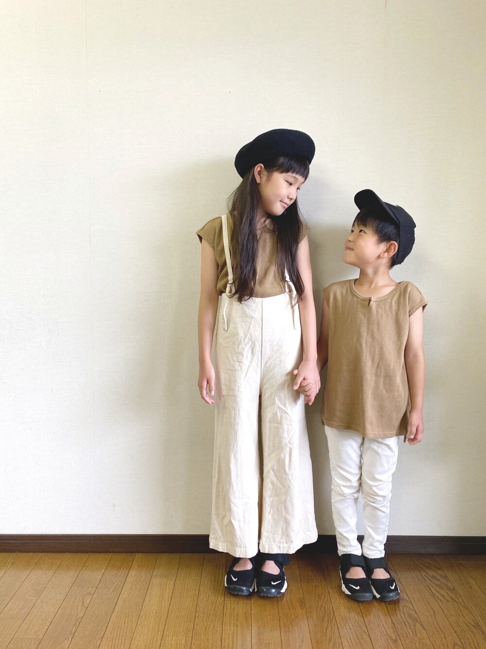 「白パンツ、おしゃれさんと繋がりたい、姉弟、ノースリーブ、ブラウン、リンクコーデ、キッズコーデ、エアリフト、夏コーデ、ワイドパンツ」｜「CIAOPANIC TYPYの【ママとおそろい】TYPYDENIMサス付パンツ（デニムパンツ、ホワイト系）」を使った、yuuu_soooさん（キッズ・132cm）の夏コーディネートの1枚目の写真