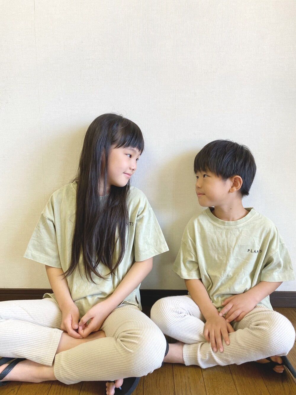 「リラックススタイル、レギンス、ロゴT、ピスタチオ、くすみカラー、姉弟、おそろいコーデ、キッズコーデ、ビーチサンダル、おしゃれさんと繋がりたい」｜「CIAOPANIC TYPYのOSOROピグメントTee（Tシャツ/カットソー、グリーン系）」を使った、yuuu_soooさん（キッズ・132cm）の夏コーディネートの1枚目の写真