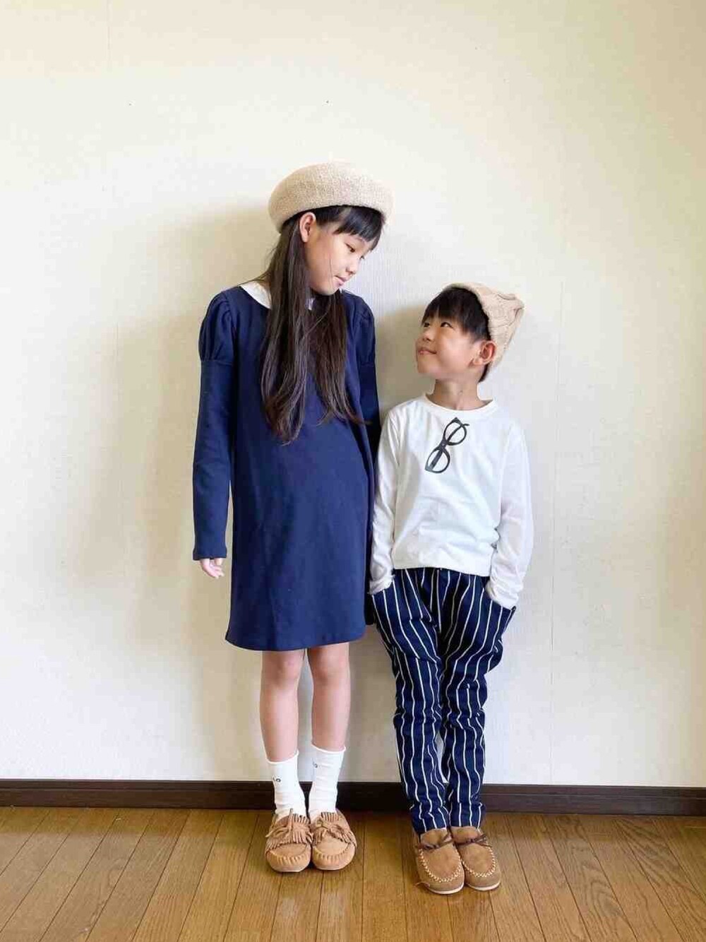 「kids、韓国子供服、韓国子供服bee、姉弟、リンクコーデ、シミラールック、秋のコーデ、キッズコーデ、モカシン、ワンピース」｜「韓国子供服Beeのアイテム（トップス、ホワイト系）」を使った、yuuu_soooさん（キッズ・132cm）の夏コーディネートの1枚目の写真