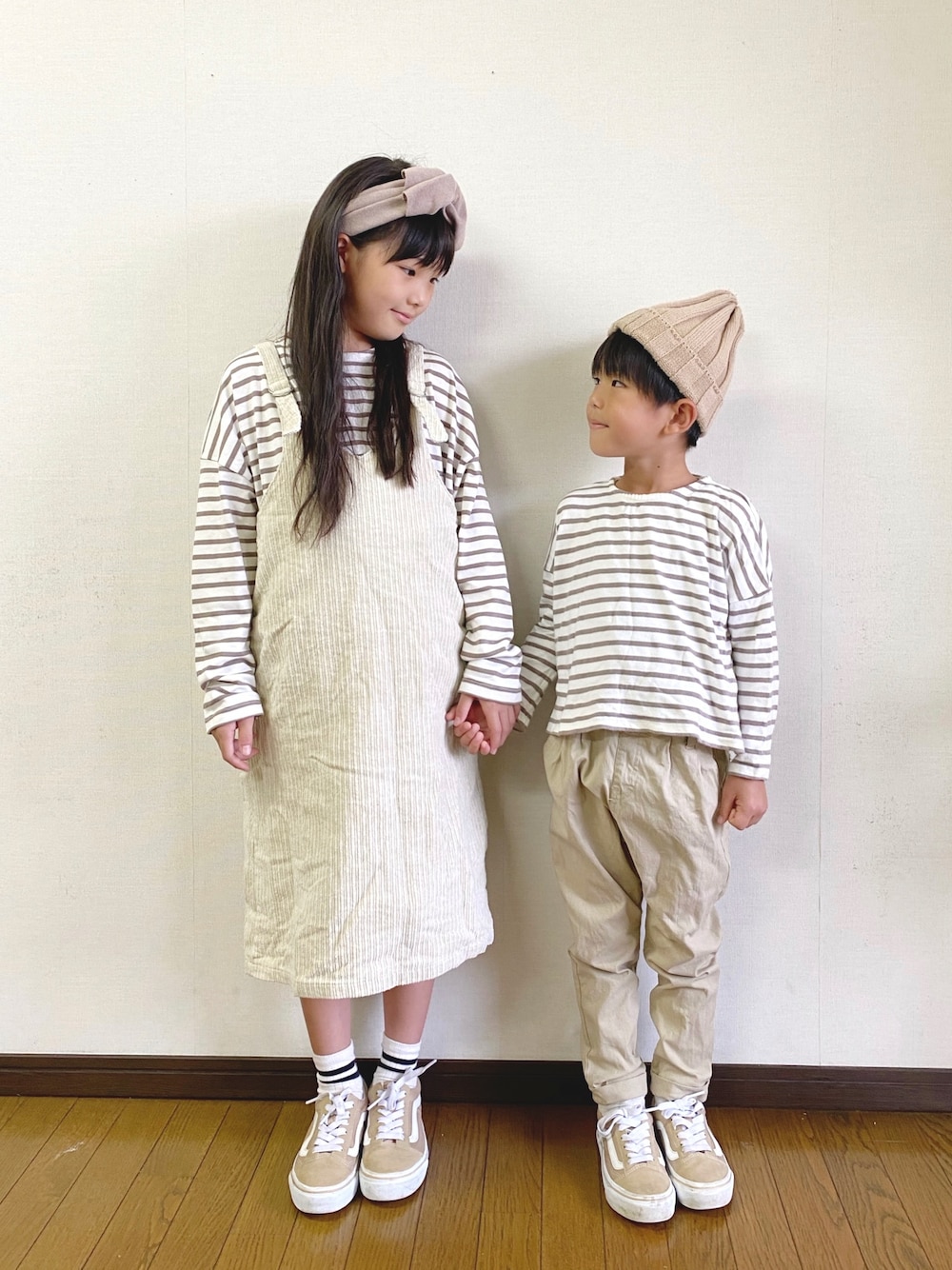 「秋のマイ旬スタイル、ワントーンコーデ、ボーダー、ベージュ、エクリュ、VANS、リンクコーデ、姉弟、おしゃれさんと繋がりたい、秋のコーデ」｜「RADCHAPのコーデュロイジャンパースカート（ジャンパースカート、ベージュ系）」を使った、yuuu_soooさん（キッズ・132cm）の秋コーディネートの1枚目の写真