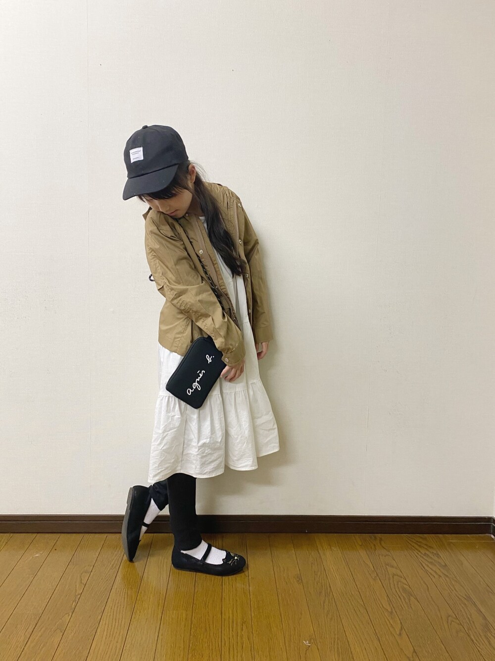 「秋コーデ、マウンテンパーカー、バレエシューズ、ティアードワンピース、キャップ、シンプル、女の子、秋のコーデ、おしゃれさんと繋がりたい、カジュアル」｜「CIAOPANIC TYPYのOSOROマウンテンパーカー（マウンテンパーカー、ベージュ系）」を使った、yuuu_soooさん（キッズ・132cm）の秋コーディネートの1枚目の写真