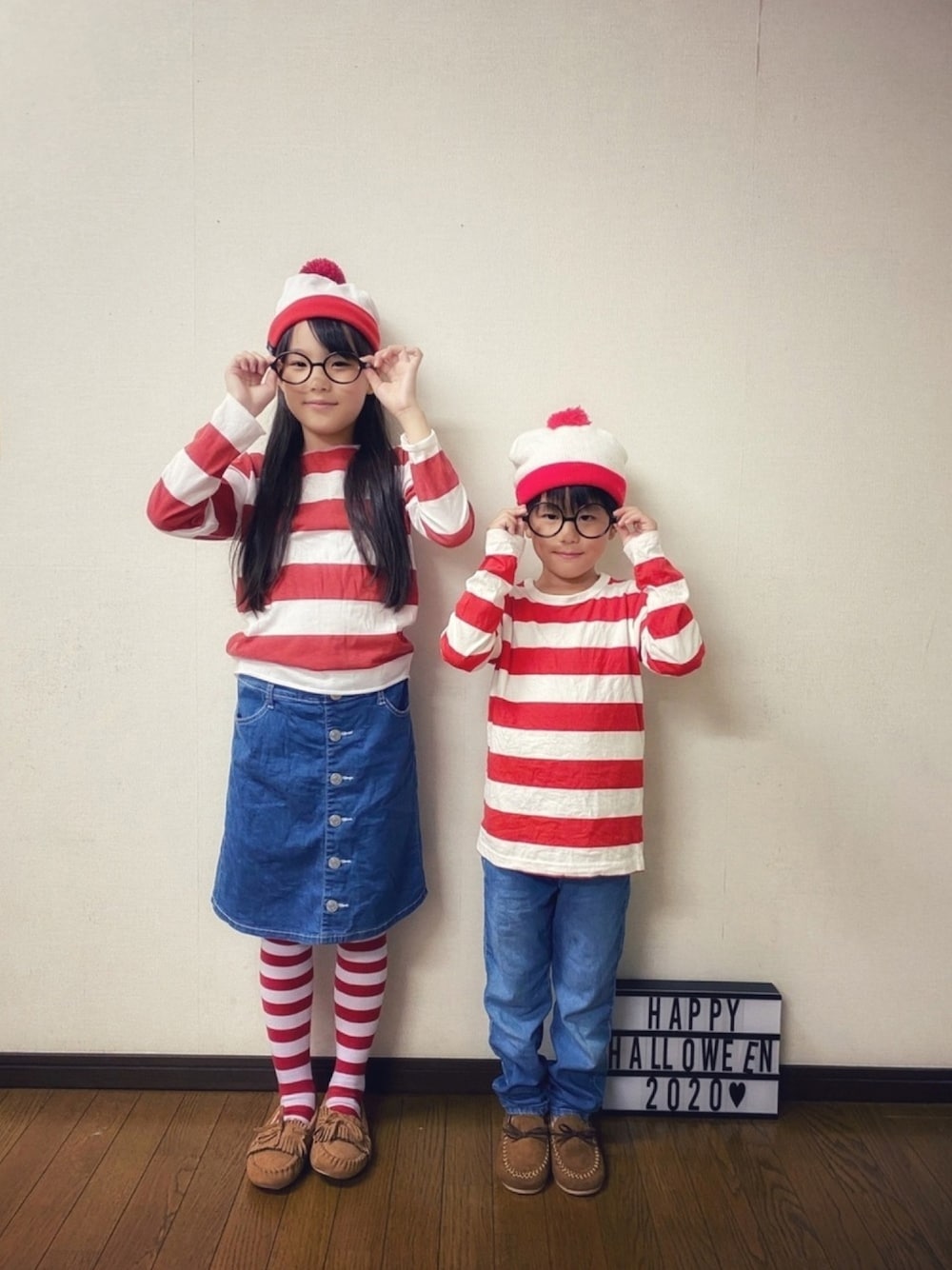 「wearhalloween2020、ハロウィン、仮装、ウォーリーをさがせ！、姉弟、キッズコーデ、モカシン、おしゃれさんと繋がりたい、halloween、デニム」｜「devirockのボーダー長袖Tシャツ（Tシャツ/カットソー、レッド系）」を使った、yuuu_soooさん（キッズ・134cm）の秋コーディネートの1枚目の写真