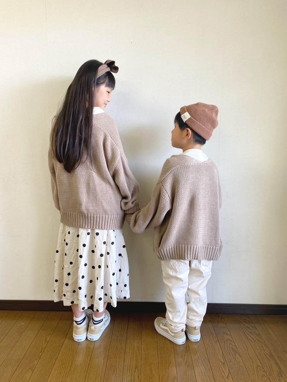 「ロングスカート、リンクコーデ、ホワイトパンツ、ドット、姉弟、VANS、ニット帽、秋冬コーデ、シンプル、ゆるコーデ」｜「devirockのざっくりカーディガン（カーディガン/ボレロ、ベージュ系）」を使った、yuuu_soooさん（キッズ・134cm）の秋コーディネートの1枚目の写真