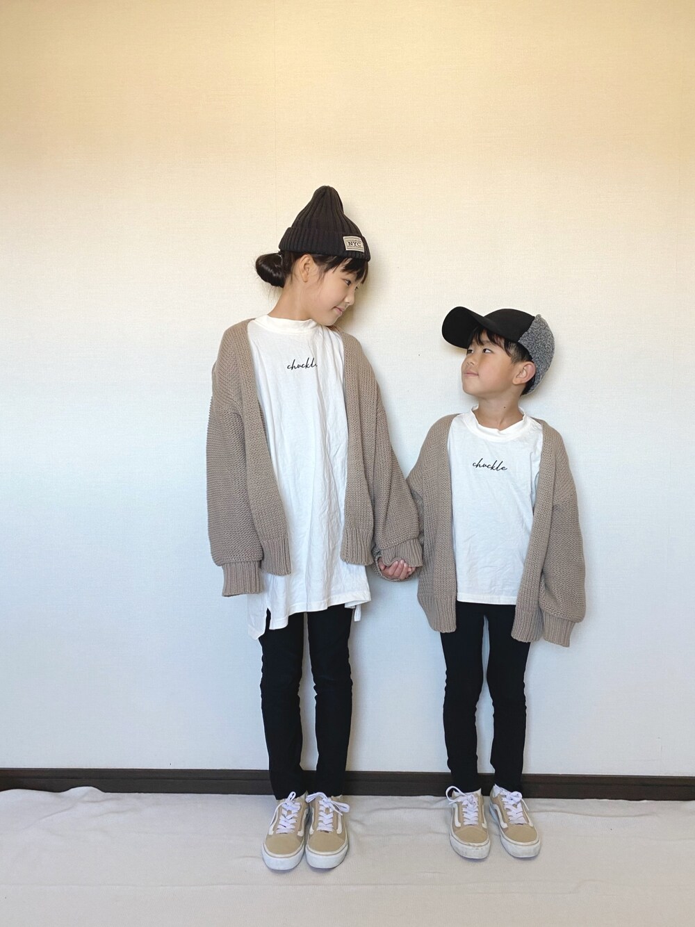 「devirock、シンプルコーデ、休日スタイル、リンクコーデ、おそろいコーデ、黒スキニー、VANS、カーディガン、ゆるコーデ、おしゃれさんと繋がりたい」｜「devirockのアイテム（トップス、ホワイト系）」を使った、yuuu_soooさん（キッズ・134cm）の冬コーディネートの1枚目の写真