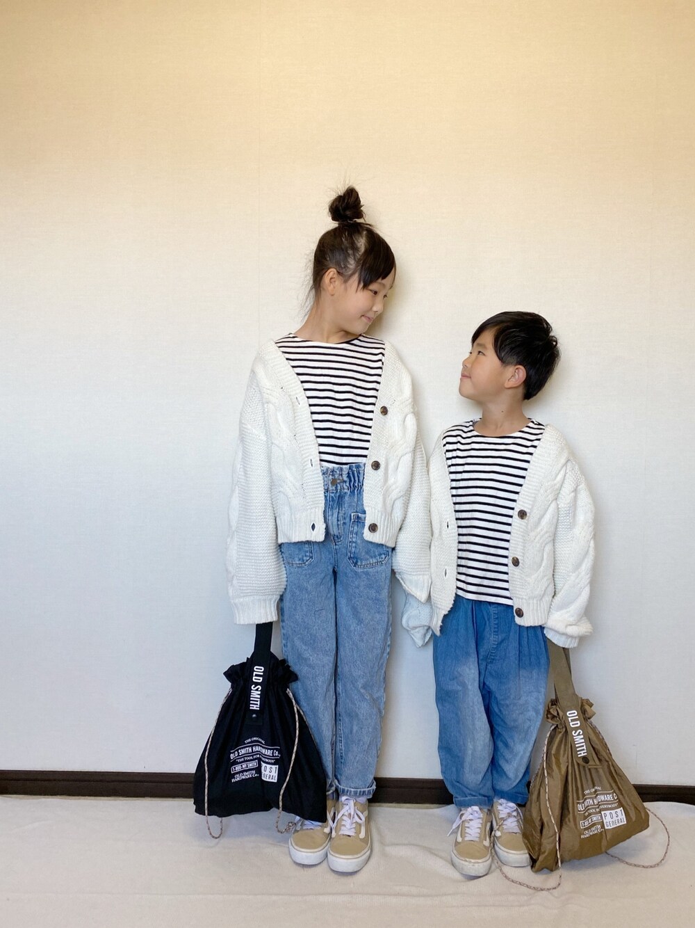「冬コーデ、ゆるコーデ、カーディガン、ボーダー、デニム、VANS、エコバッグ、おそろいコーデ、あったかコーデ、キッズコーデ」｜「devirockのゆるっとボーダー長袖Tシャツ（Tシャツ/カットソー、ブラック系）」を使った、yuuu_soooさん（キッズ・134cm）の冬コーディネートの1枚目の写真