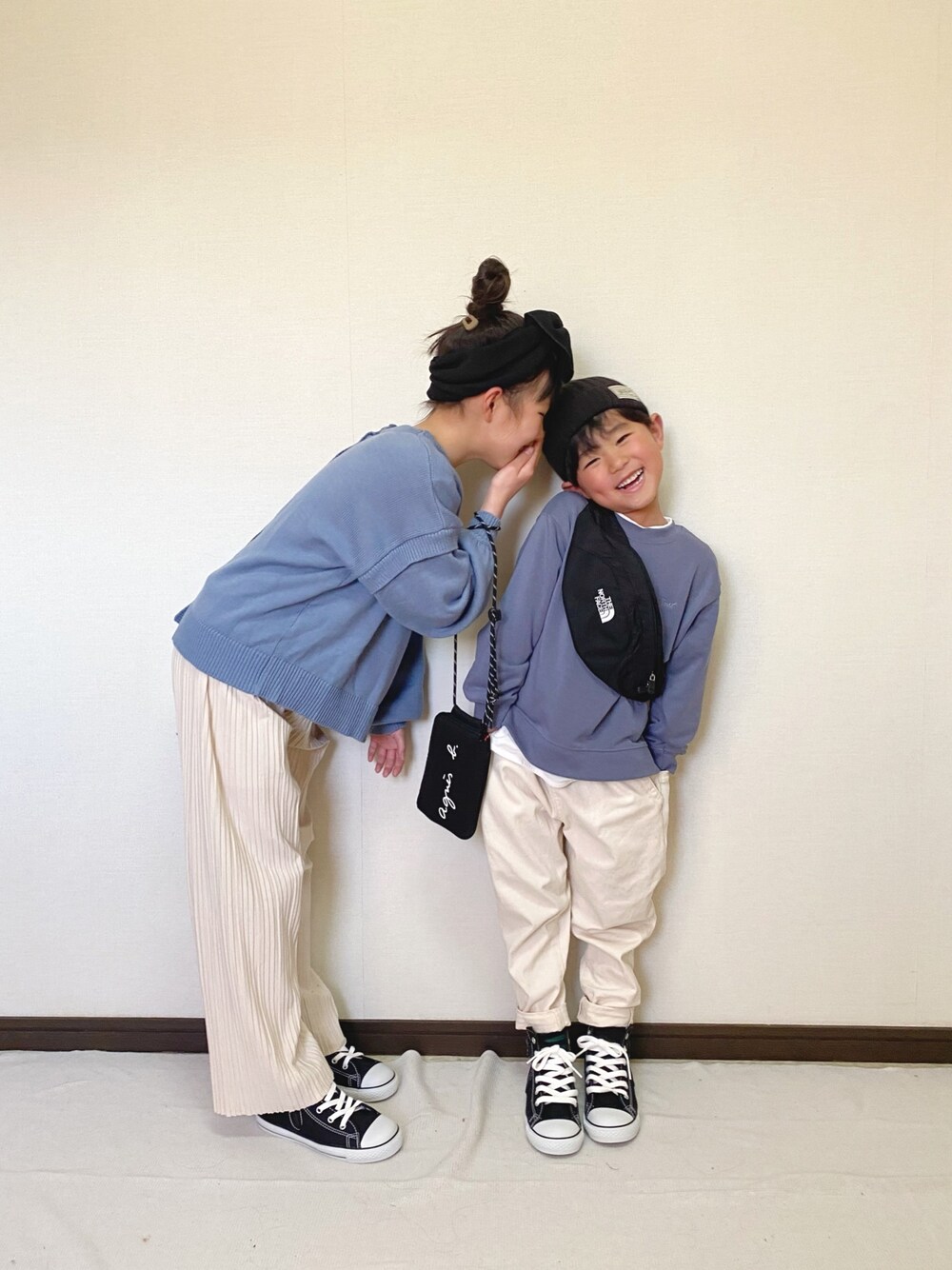 「チョコ色に染まれ、ホワイトパンツ、リンクコーデ、くすみカラー、コンバース、姉弟、キッズファッション、カジュアル、ニット、THE NORTH FACE」｜「GLOBAL WORKの【キッズ】速乾DRYレイヤード/918336（Tシャツ/カットソー、ブルー系）」を使った、yuuu_soooさん（キッズ・134cm）の冬コーディネートの1枚目の写真