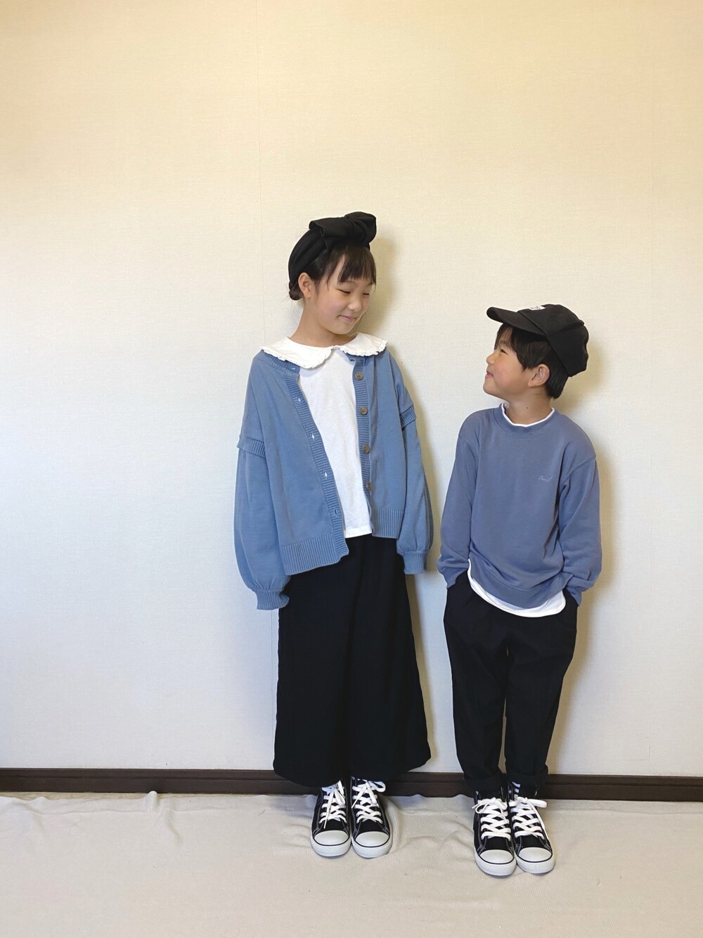 「春めきシューズ、キッズファッション、リンクコーデ、フリル、コンバース、姉弟、春コーデ、くすみカラー、レイヤードスタイル、カーティガン」｜「GUのアイテム（トップス、ホワイト系）」を使った、yuuu_soooさん（キッズ・135cm）の春コーディネートの1枚目の写真