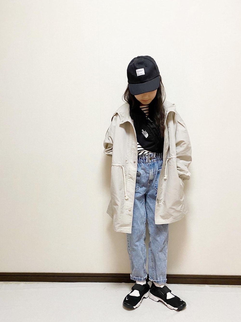 「春めきシューズ、エアリフト、デニム、マウンテンパーカー、キャップ、カジュアル、ボーダー、THE NORTH FACE、ボディバッグ、シンプルコーデ」｜「undeny.のundeny. ウエストマークマウンテンパーカー（マウンテンパーカー、ベージュ系）」を使った、yuuu_soooさん（キッズ・135cm）の春コーディネートの1枚目の写真