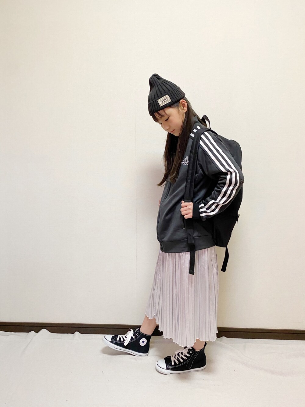 「adidasフェス2021、カジュアル、甘辛mix、プリーツスカート、adidas、ジャージ、コンバース、春めきシューズ、リュック、キッズファッション」｜「adidasのアイテム（ジャージ、ブラック系）」を使った、yuuu_soooさん（キッズ・135cm）の春コーディネートの1枚目の写真