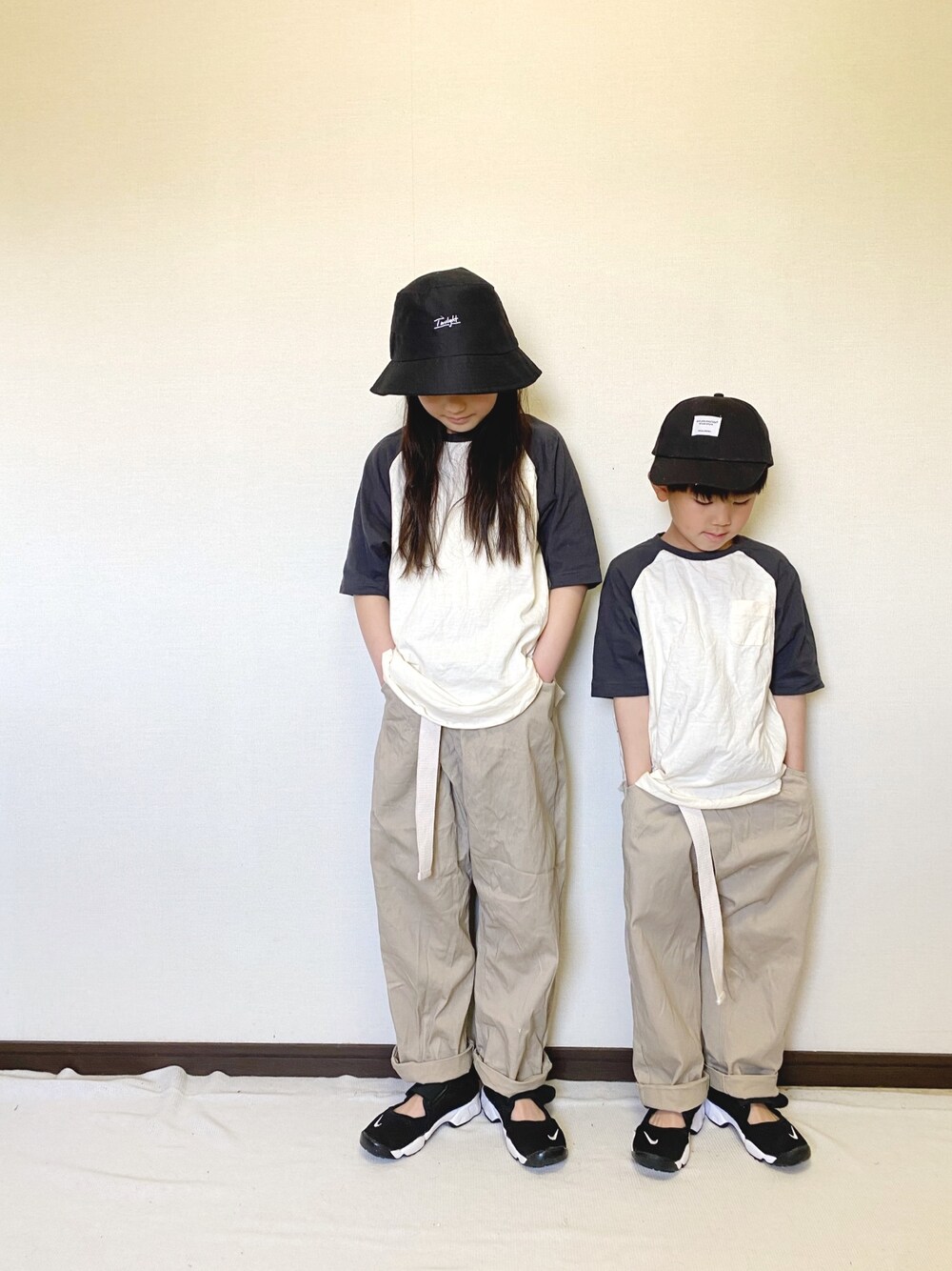「カジュアル、ストリート、ラグランTシャツ、エアリフト、バケットハット、キャップ、姉弟、リンクコーデ、おそろいコーデ、ゆるコーデ」｜「JAM＆LINKのアイテム（シャツ/ブラウス、ホワイト系）」を使った、yuuu_soooさん（キッズ・135cm）の春コーディネートの1枚目の写真