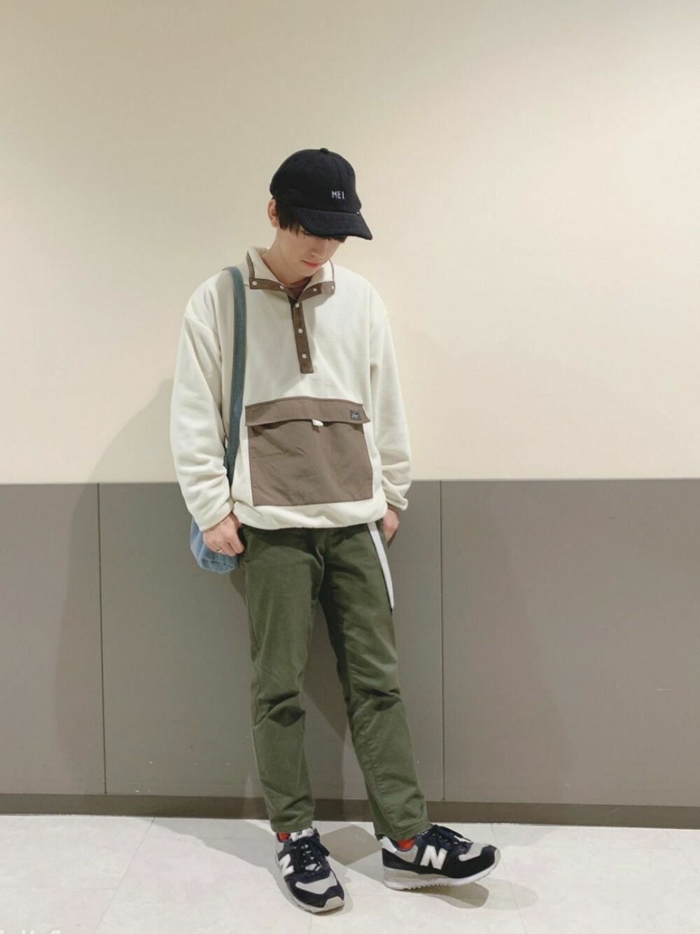 ブルー系のトートバッグ、ブルー系のスニーカー、グリーン系のその他パンツを着用したメンズの秋コーディネートの1枚目の写真