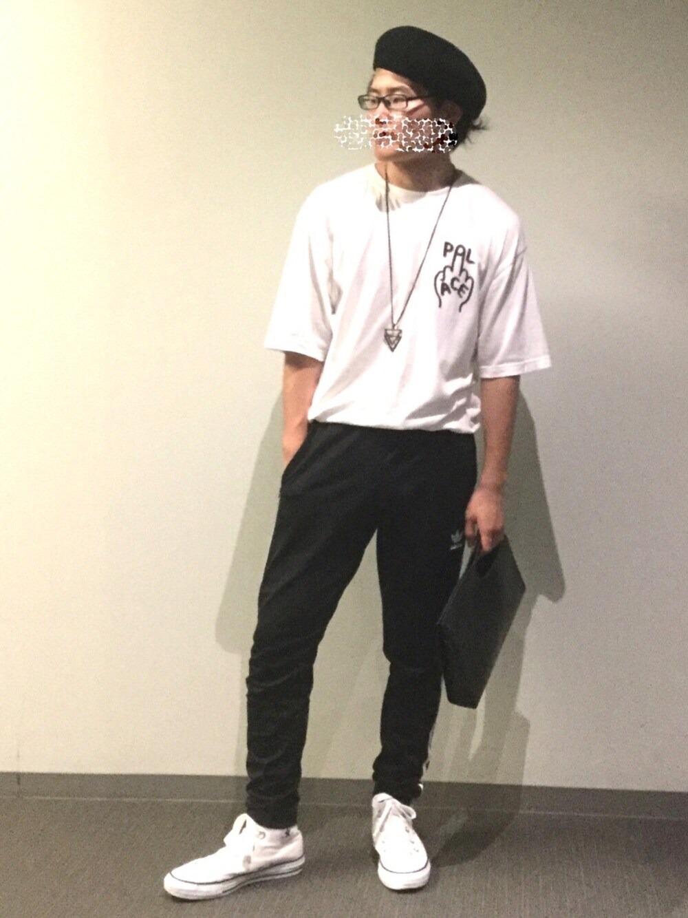 「palace、adidas、adidas originals、converse、スニーカー、sneakers、タックイン、夏、夏コーデ、ベレー帽」｜「CONVERSEのアイテム（スニーカー、ホワイト系）」を使った、宙宇さん（メンズ・165cm）の夏コーディネートの1枚目の写真