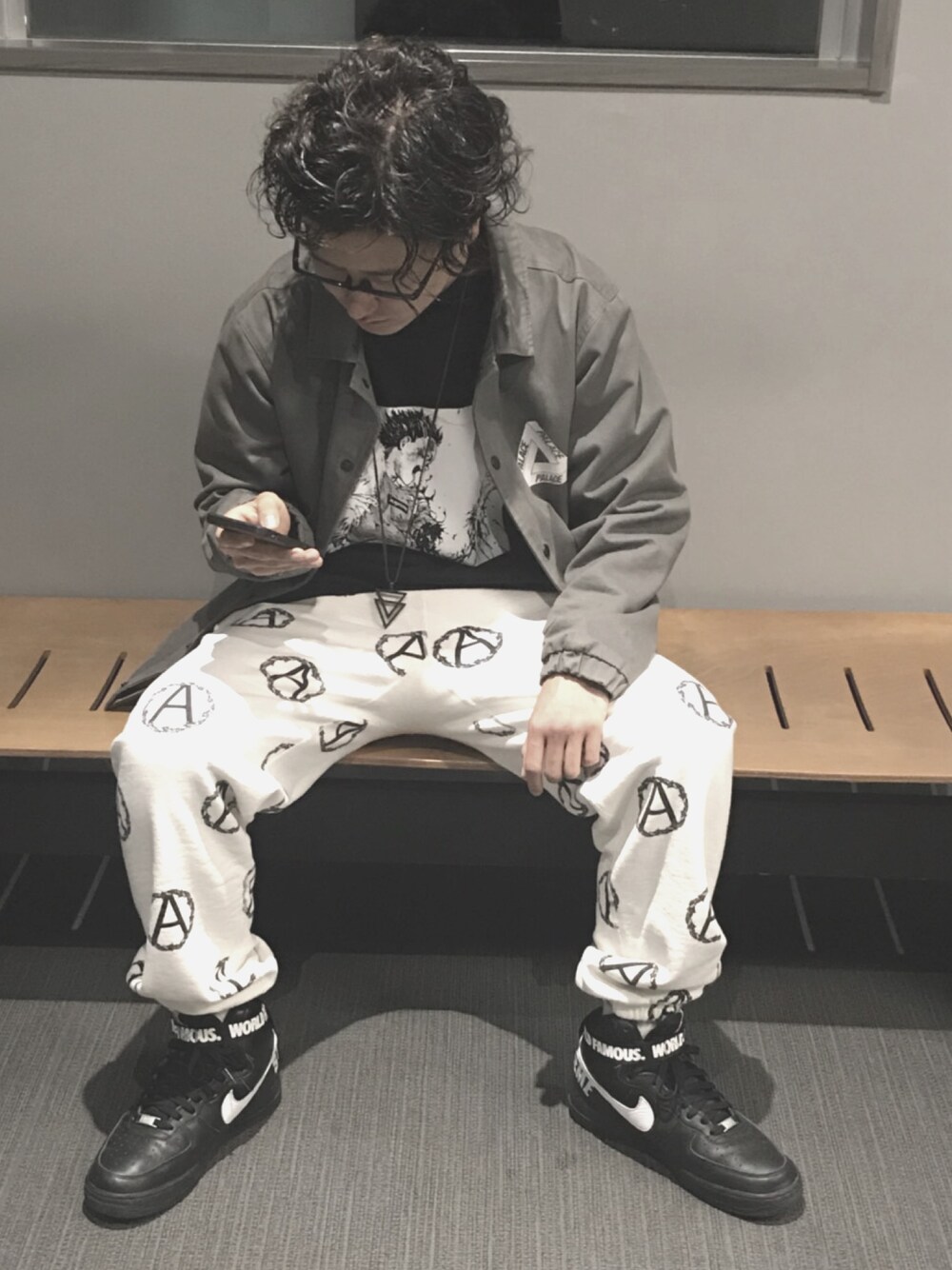 「palace、supreme、AKIRA、UNDER COVER、NIKE、AIR FORCE 1、スウェットパンツ、コーチジャケット」｜「PALACEのアイテム（ナイロンジャケット、グレー系）」を使った、宙宇さん（メンズ・165cm）の秋コーディネートの1枚目の写真