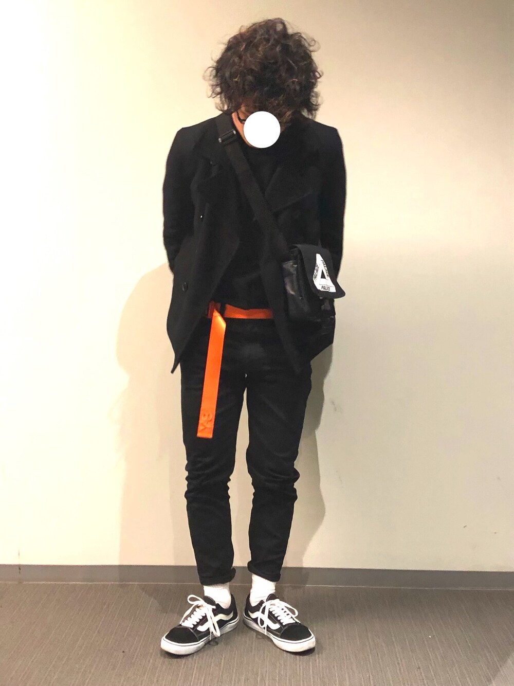 「VANS、UNIQLO、Y-3、palace、冬コーデ、黒、スキニー、Pコート」｜「Y-3のY-3 ORANGE BELT（ベルト、オレンジ系）」を使った、宙宇さん（メンズ・165cm）の秋コーディネートの1枚目の写真